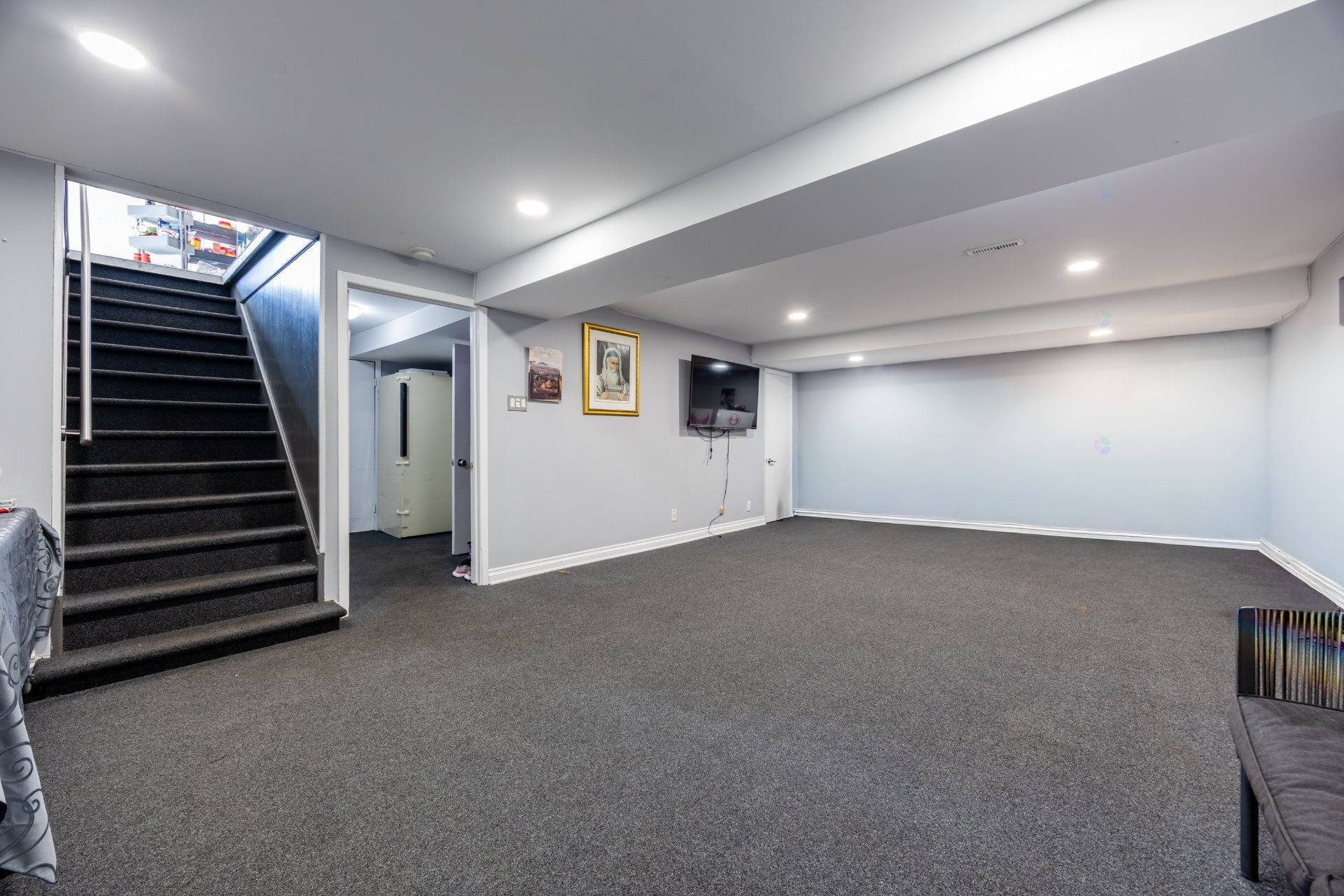 









5741


Av. Blossom

,
Côte-Saint-Luc,




QC
H4W2T2

