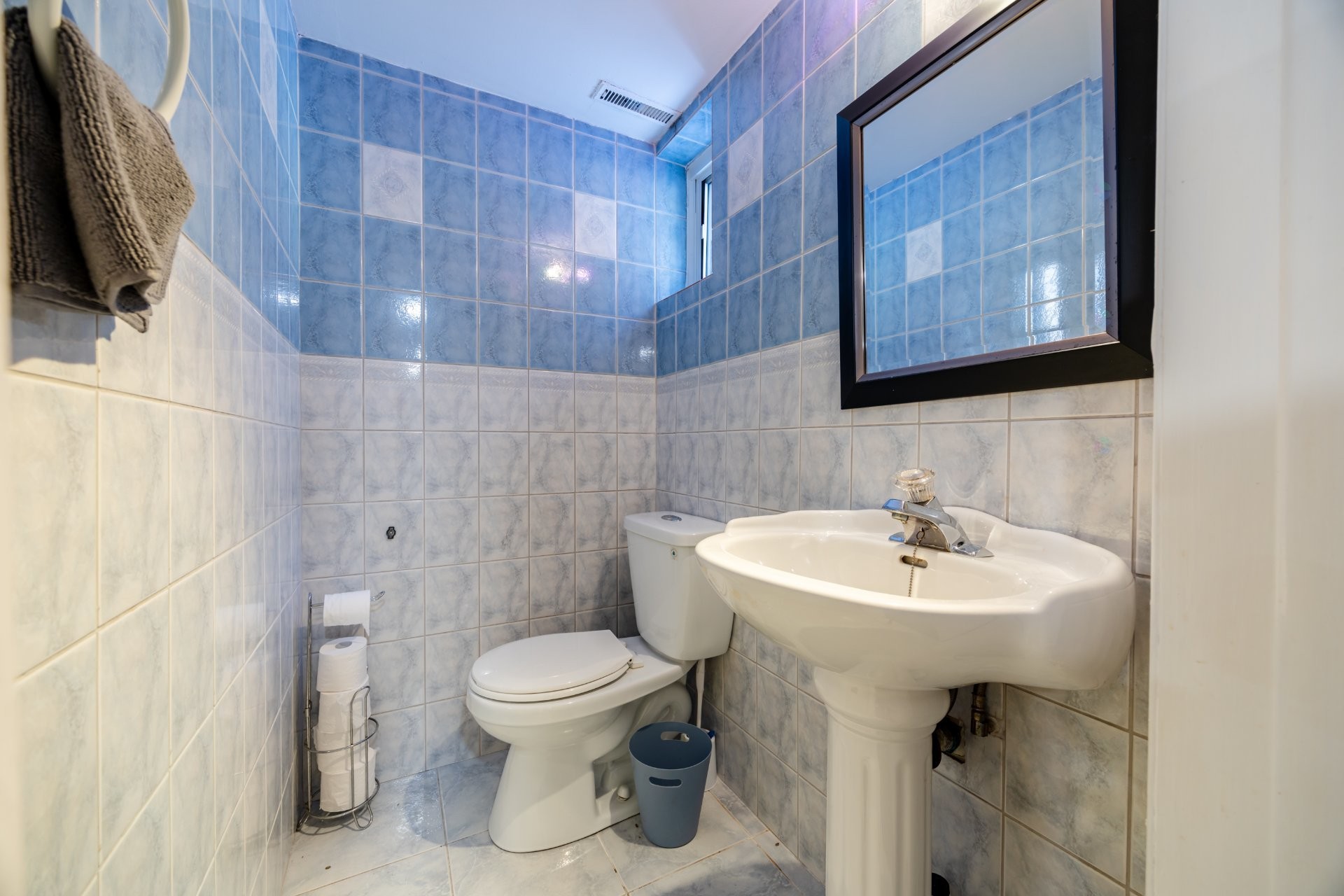 









5741


Av. Blossom

,
Côte-Saint-Luc,




QC
H4W2T2

