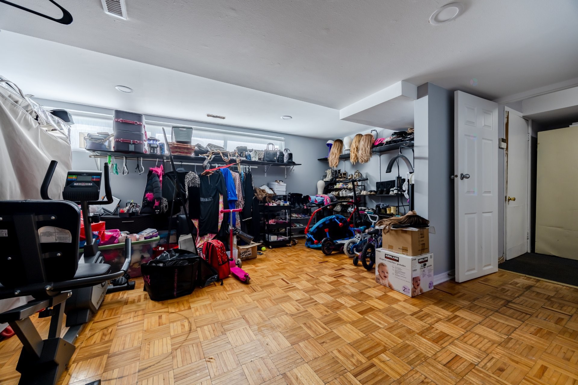 









5741


Av. Blossom

,
Côte-Saint-Luc,




QC
H4W2T2

