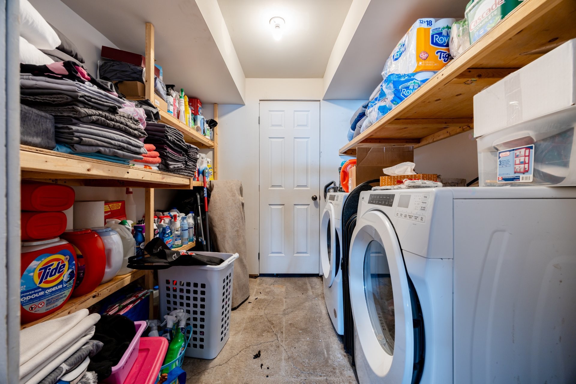 









5741


Av. Blossom

,
Côte-Saint-Luc,




QC
H4W2T2

