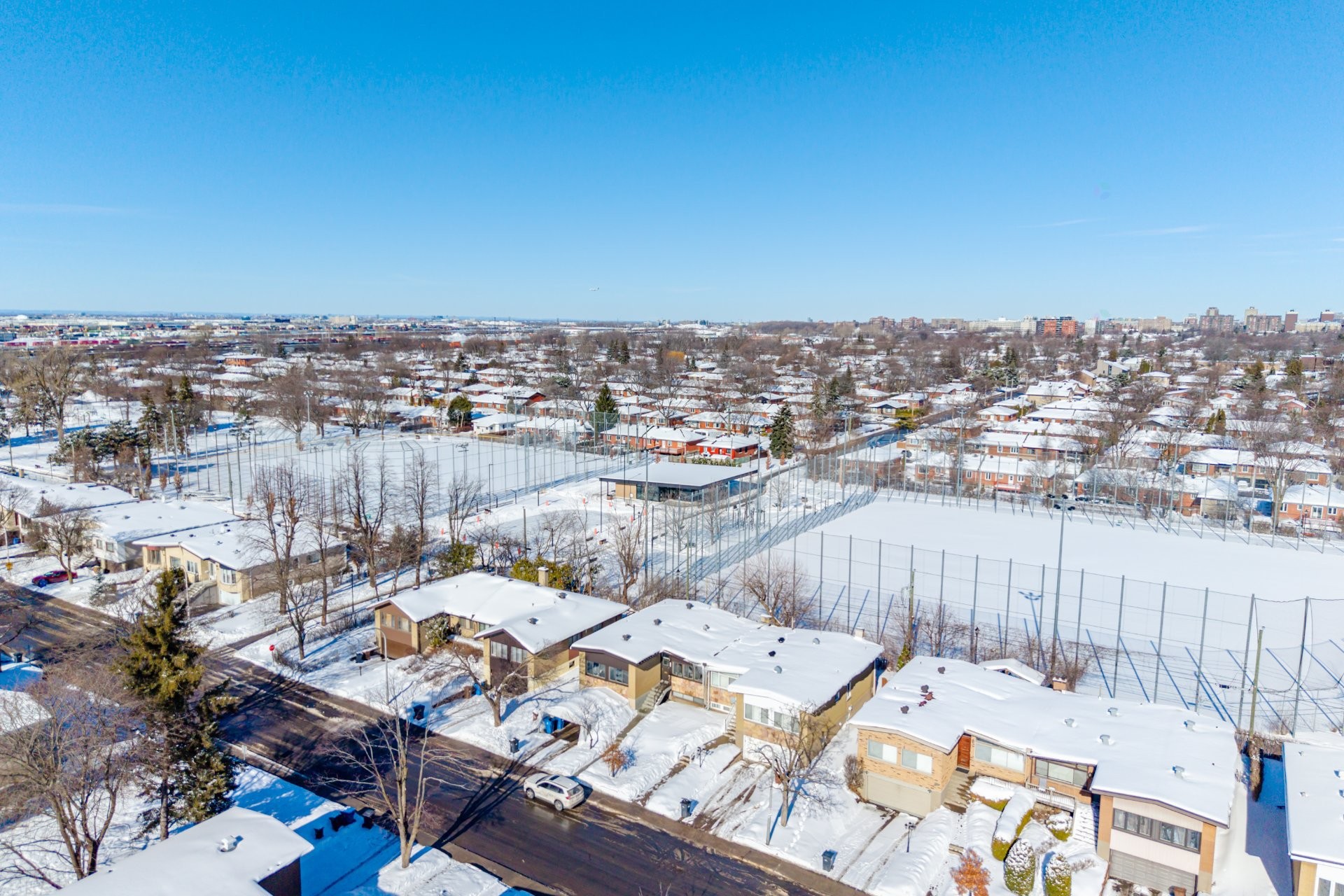 









5741


Av. Blossom

,
Côte-Saint-Luc,




QC
H4W2T2

