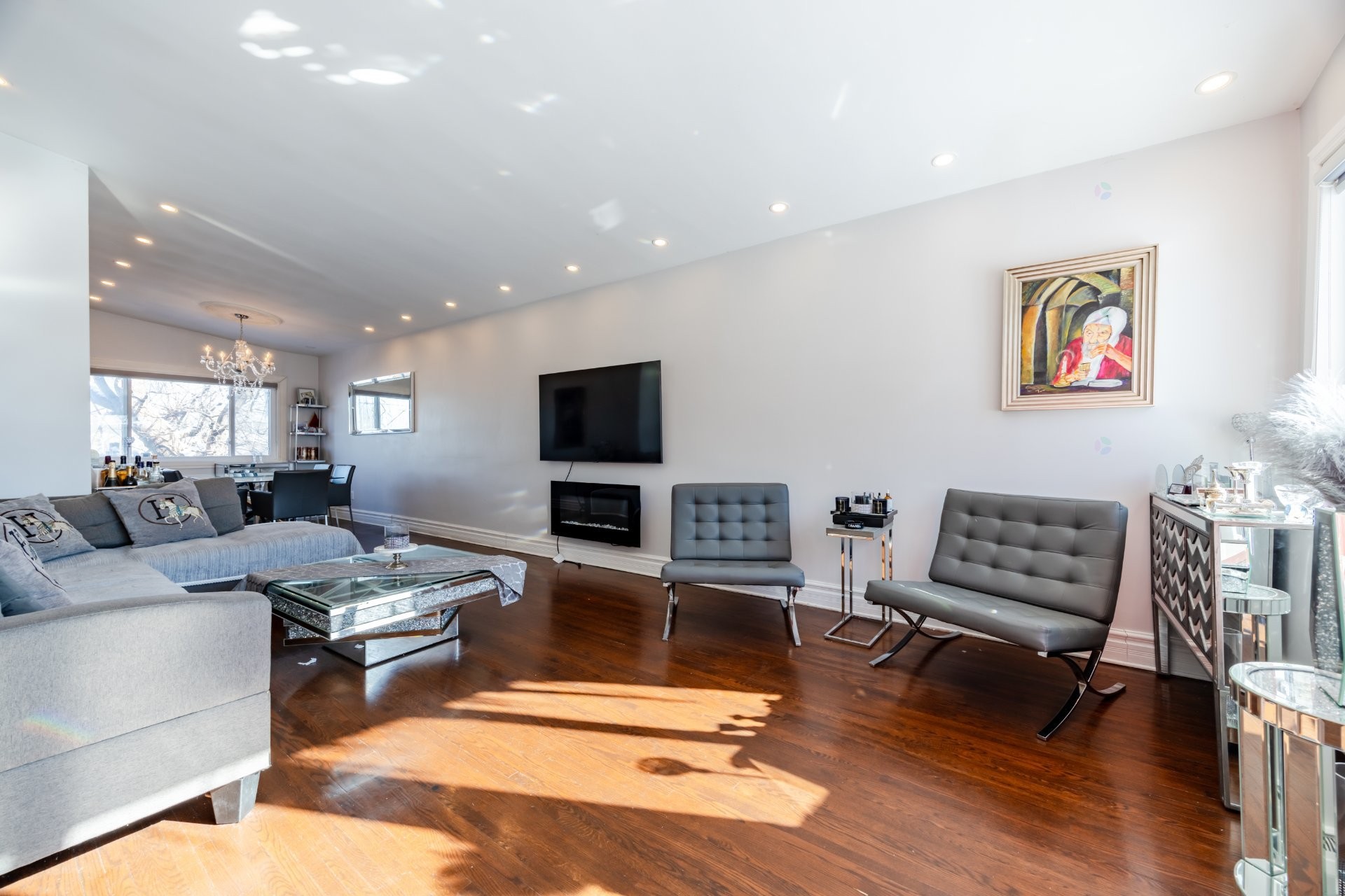 









5741


Av. Blossom

,
Côte-Saint-Luc,




QC
H4W2T2

