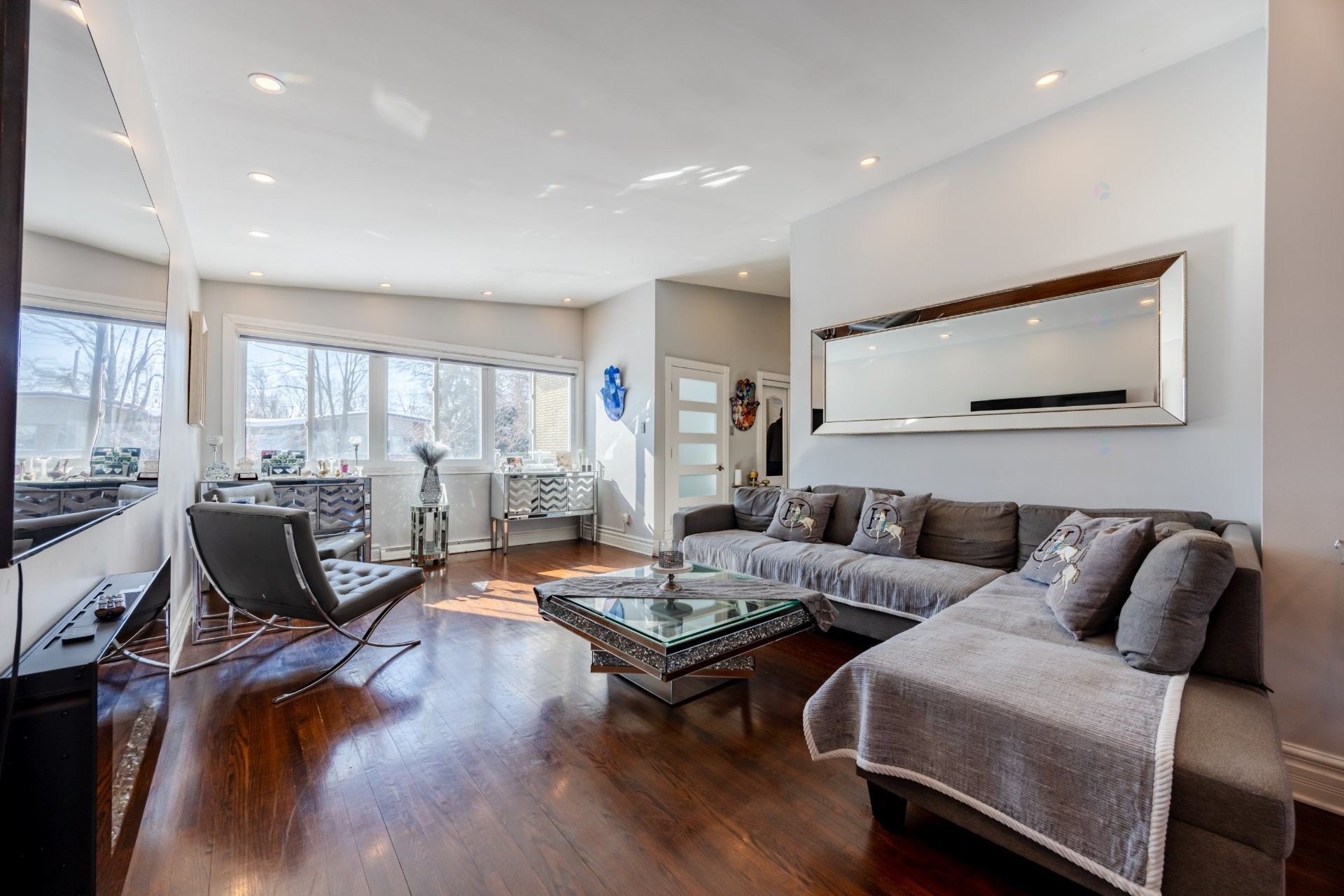 









5741


Av. Blossom

,
Côte-Saint-Luc,




QC
H4W2T2

