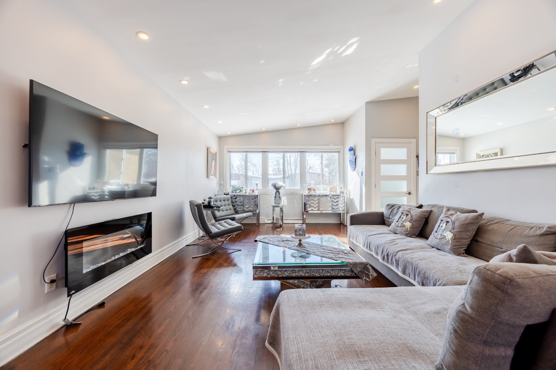 









5741


Av. Blossom

,
Côte-Saint-Luc,




QC
H4W2T2

