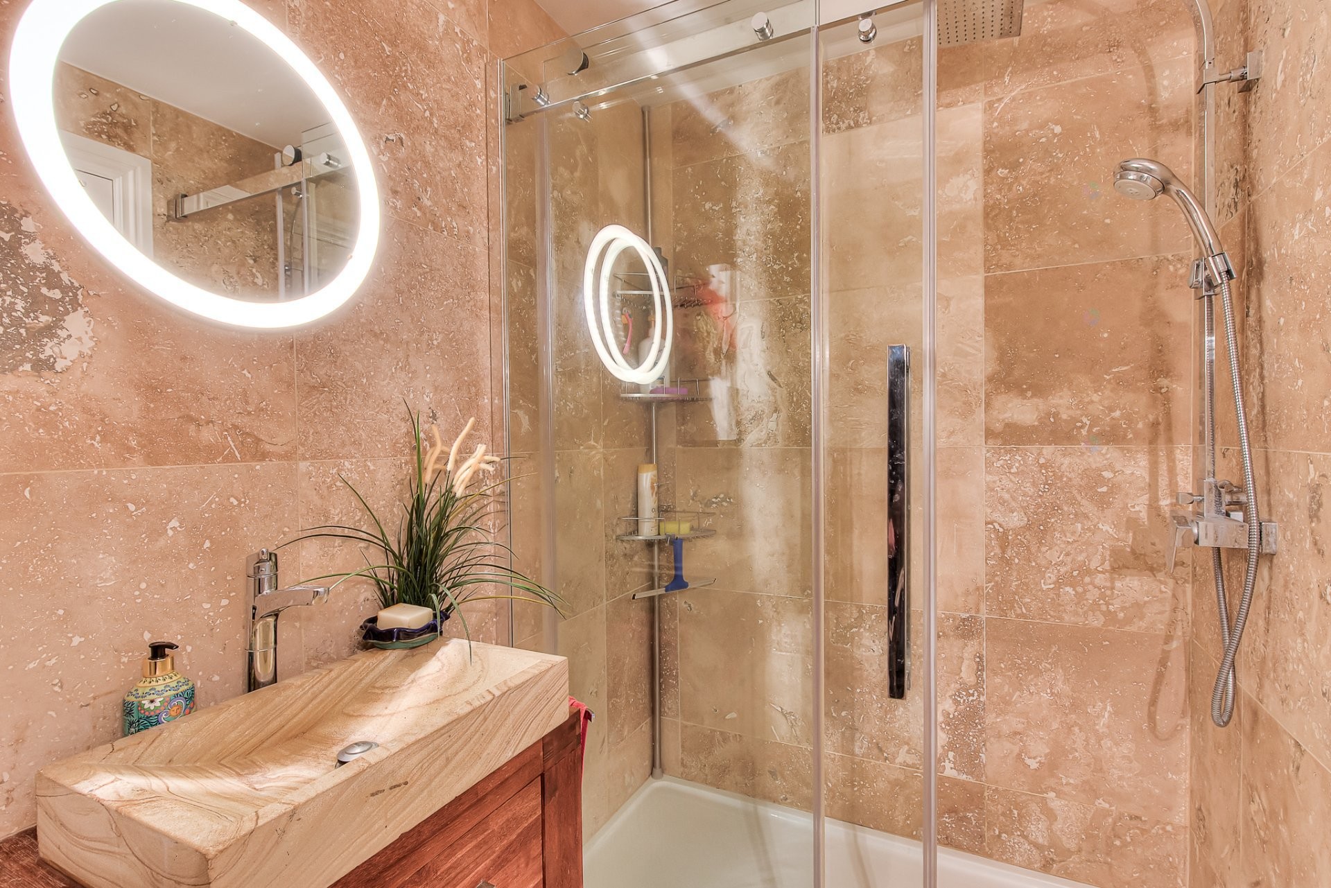 









5485


Av. Earnscliffe

,
Montréal (Côte-des-Neiges/Notre-Dame-de-Grâce),




QC
H3X2P8

