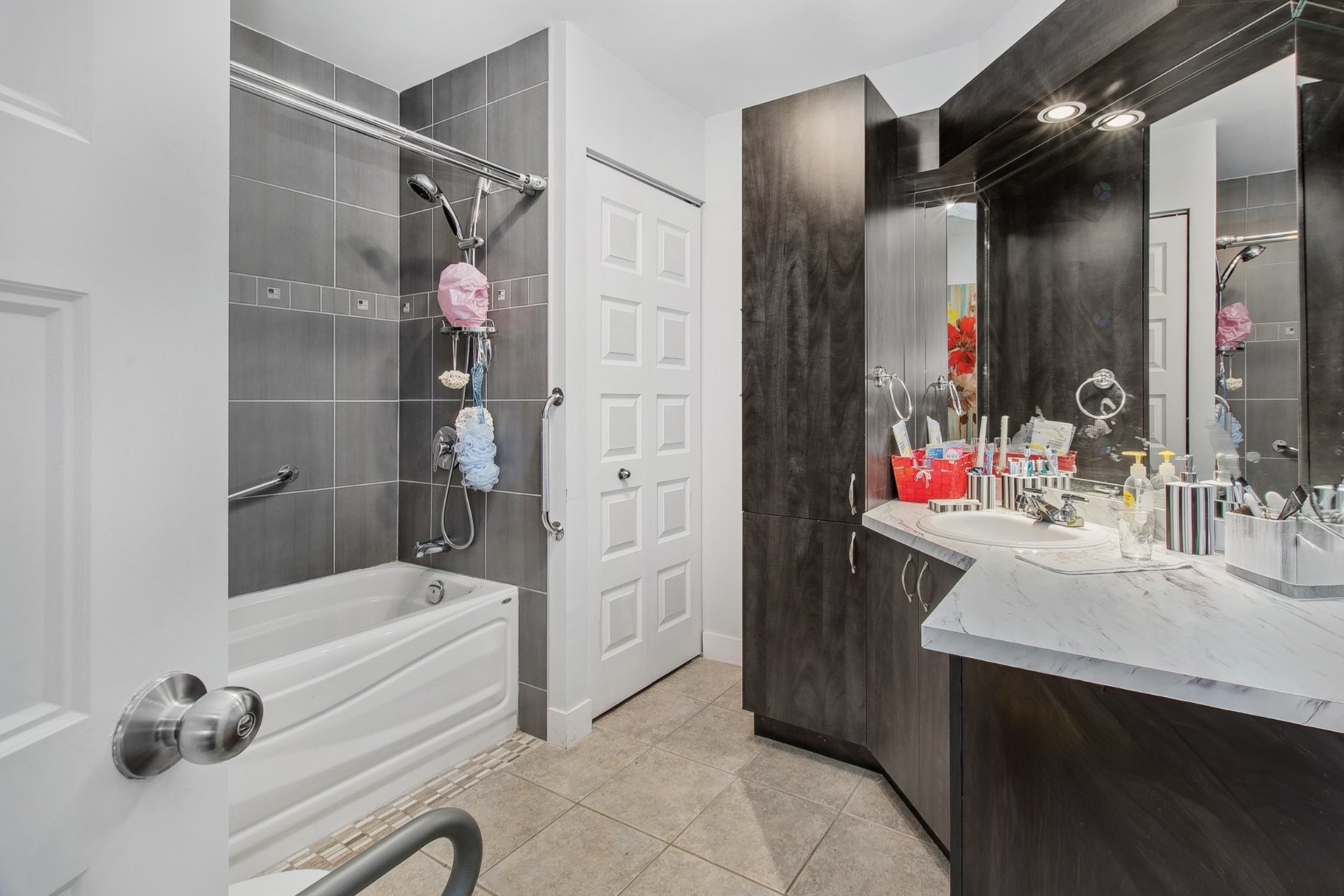 









2333


Rue de l'Hortensia

, 103,
Terrebonne (La Plaine),




QC
J7M2E4

