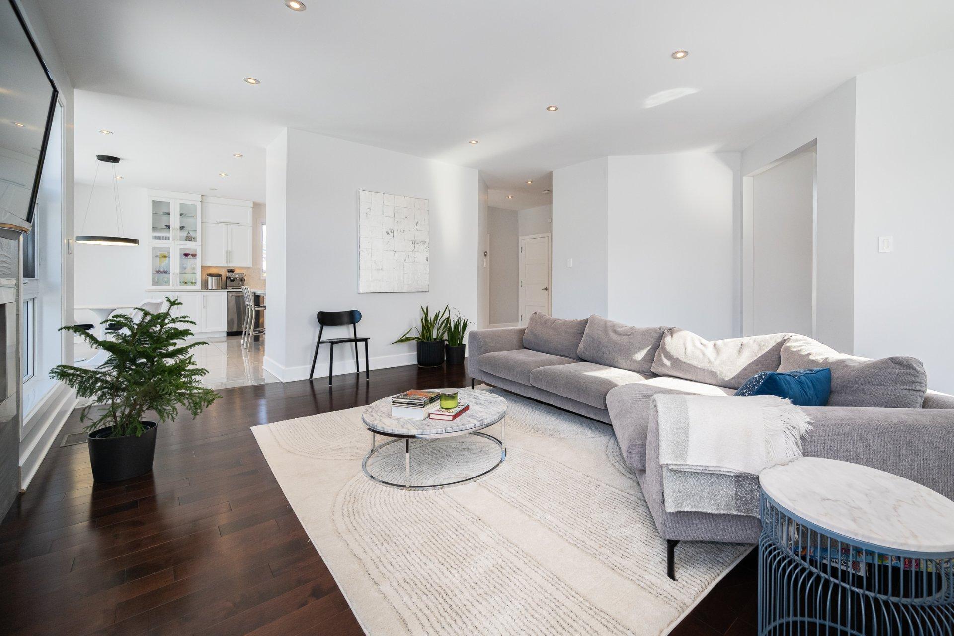 









2738


Carré Denise-Pelletier

,
Montréal (Saint-Laurent),




QC
H4R2T3

