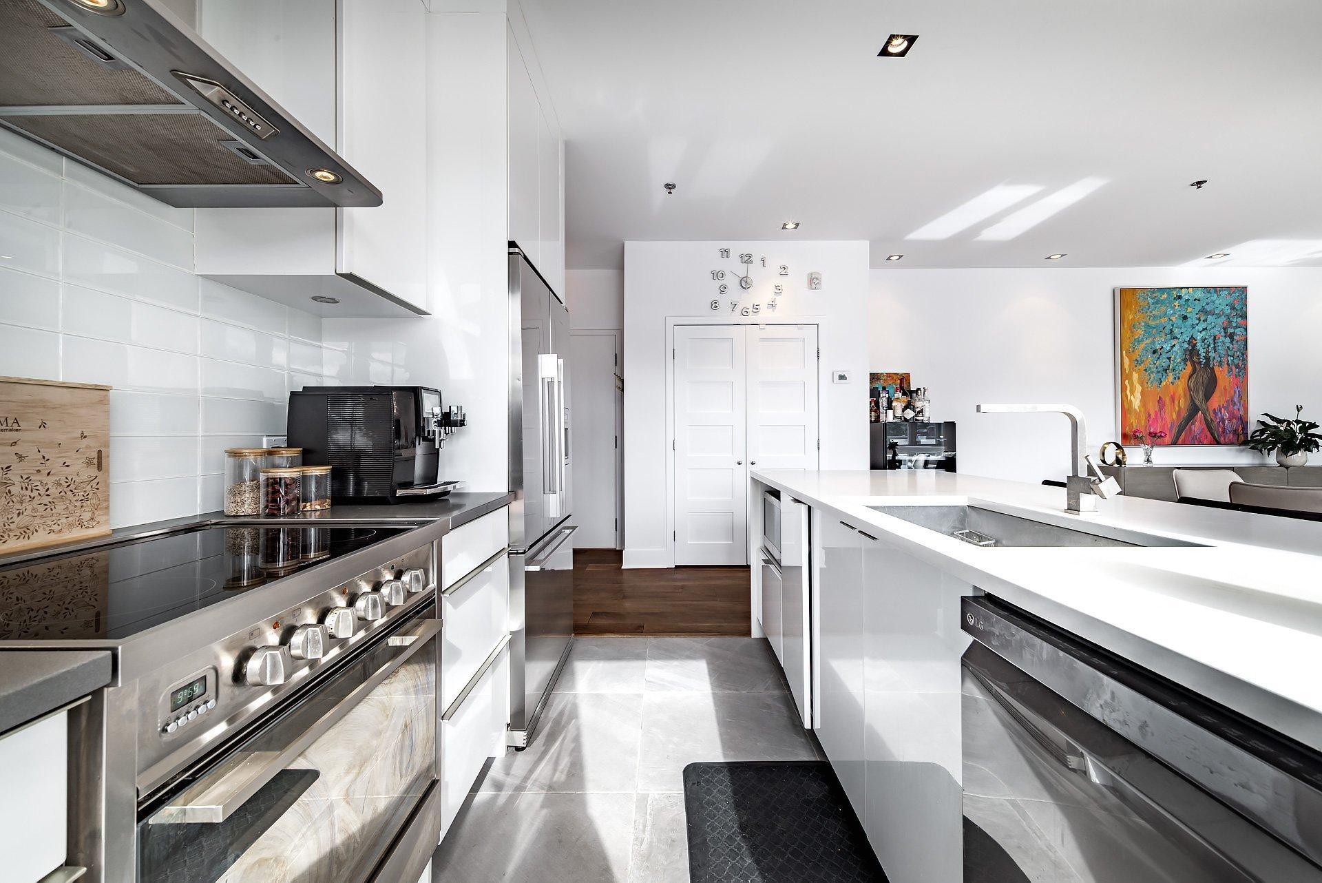 









2285


Av. Ekers

, PH404,
Mont-Royal,




QC
H3S1C6

