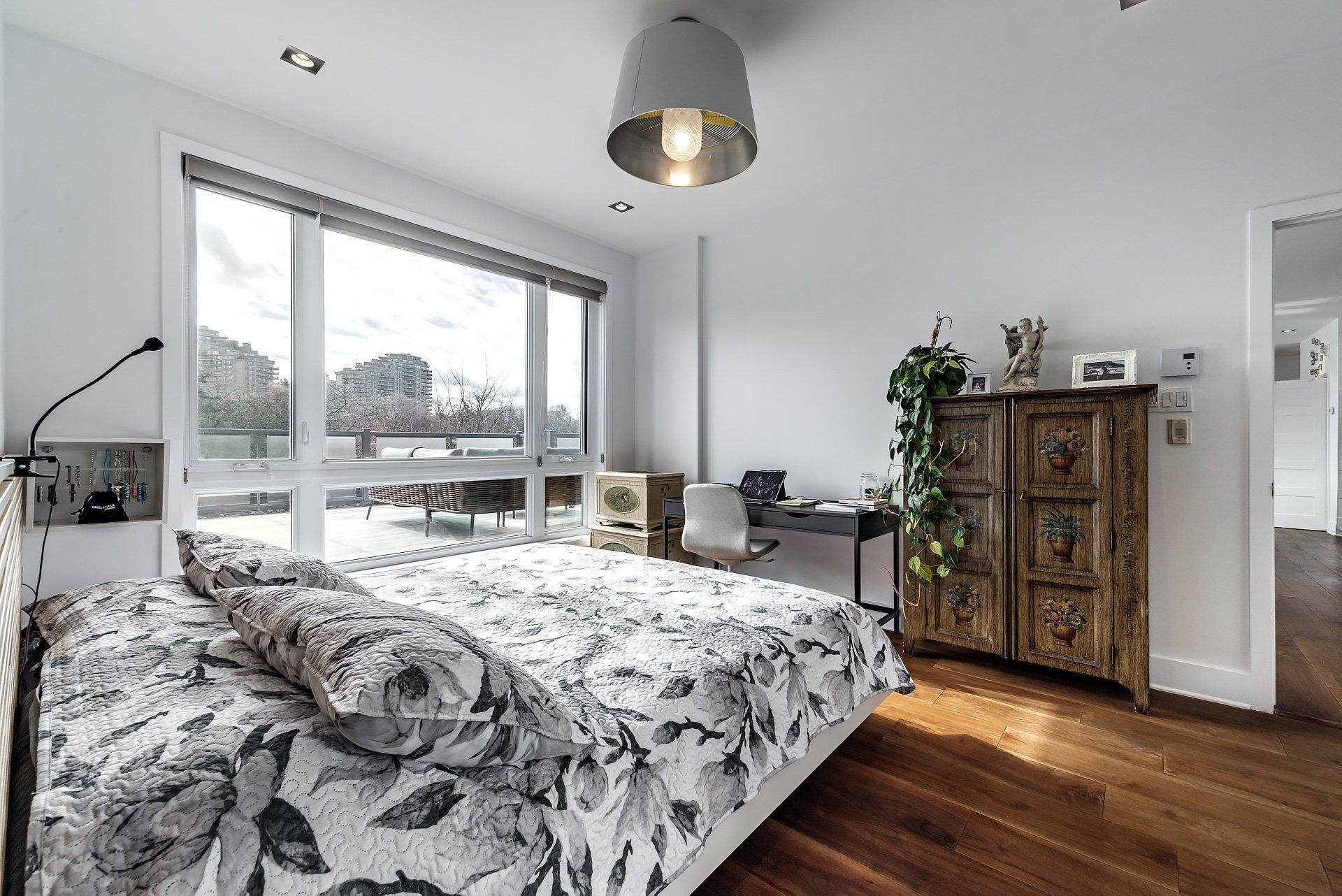 









2285


Av. Ekers

, PH404,
Mont-Royal,




QC
H3S1C6

