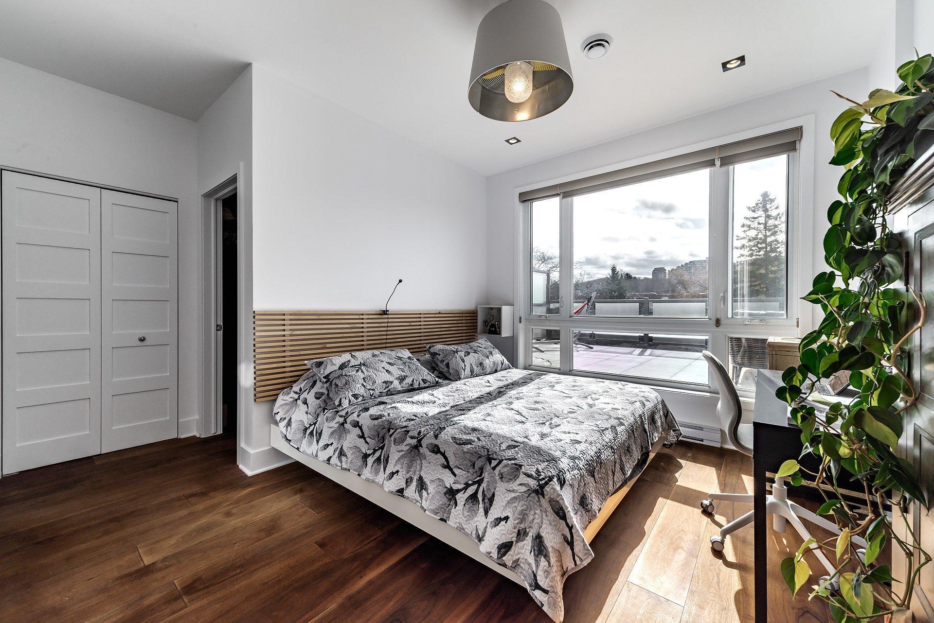 









2285


Av. Ekers

, PH404,
Mont-Royal,




QC
H3S1C6

