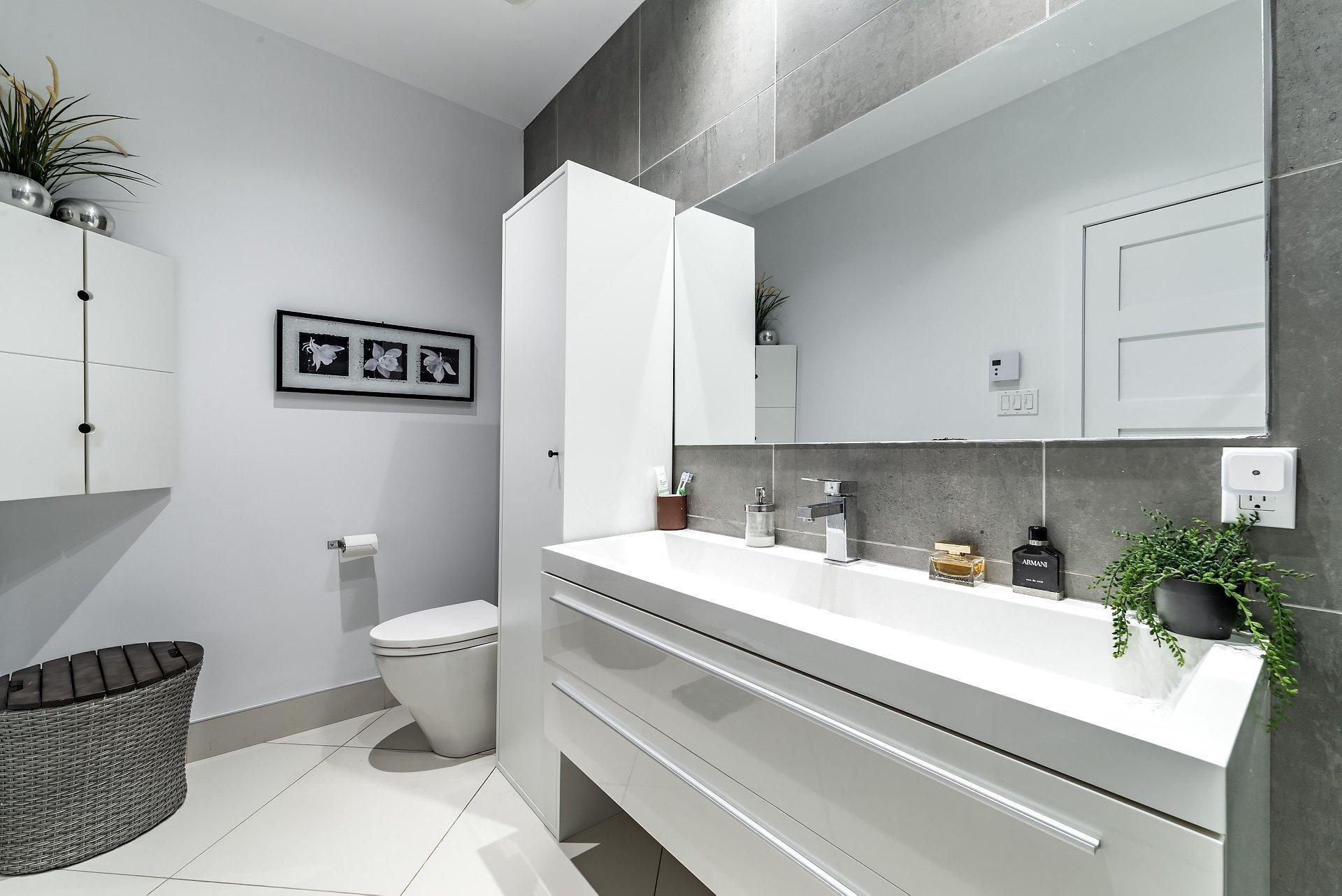 









2285


Av. Ekers

, PH404,
Mont-Royal,




QC
H3S1C6

