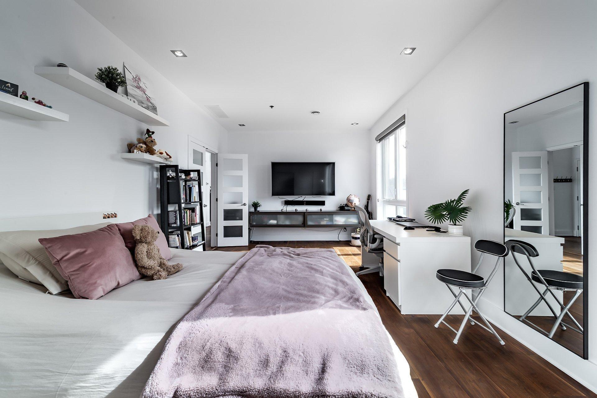 









2285


Av. Ekers

, PH404,
Mont-Royal,




QC
H3S1C6

