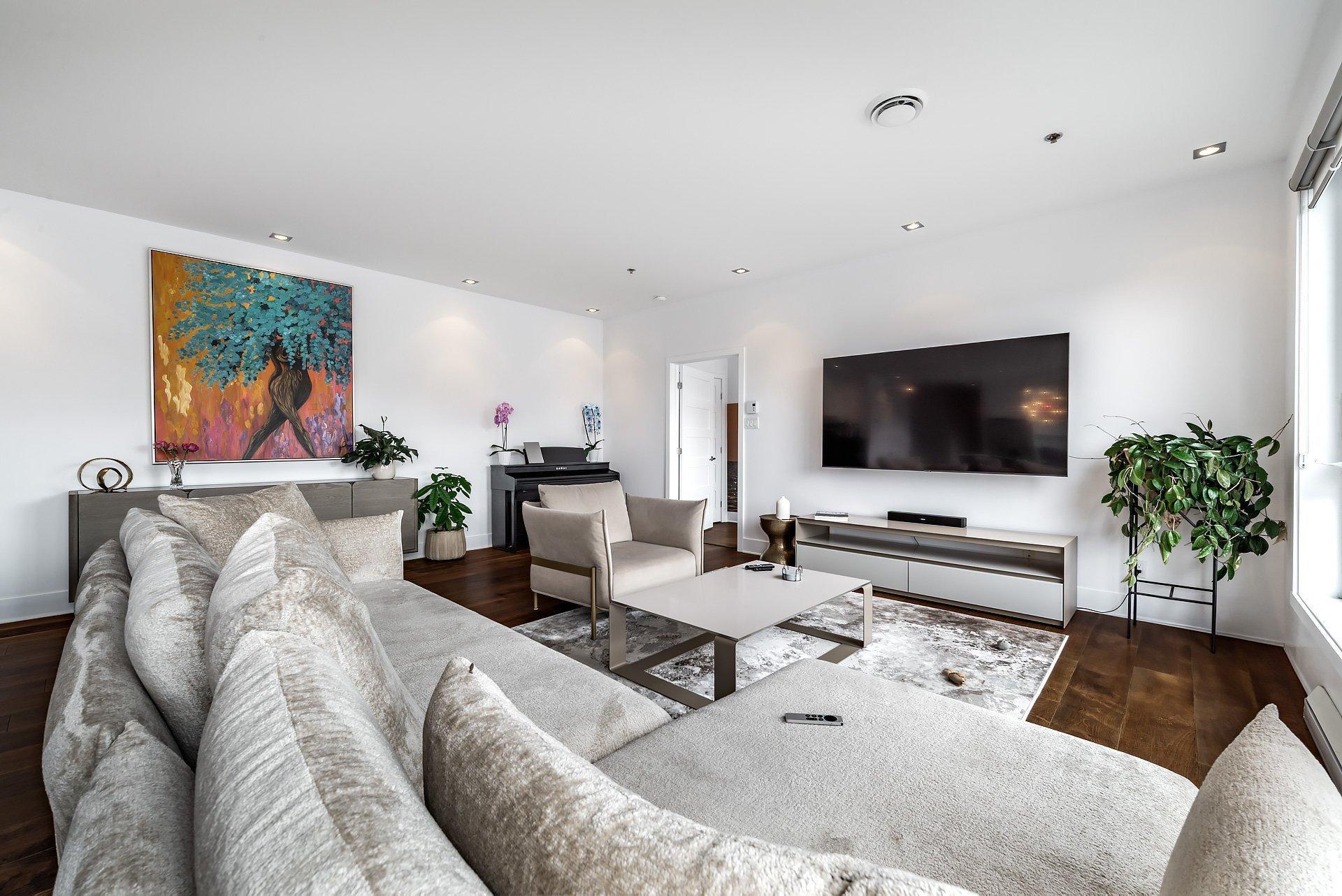 









2285


Av. Ekers

, PH404,
Mont-Royal,




QC
H3S1C6

