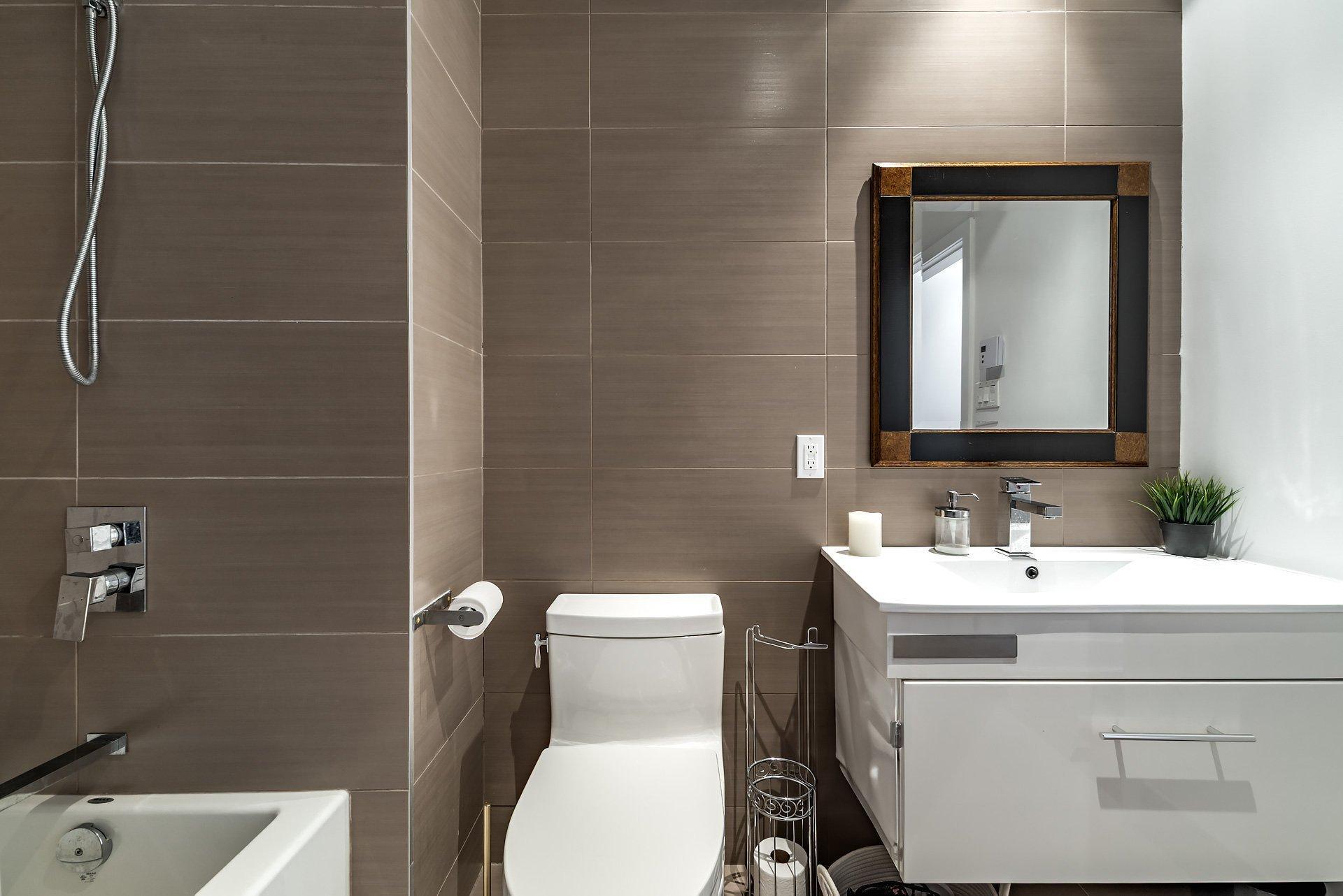 









2285


Av. Ekers

, PH404,
Mont-Royal,




QC
H3S1C6

