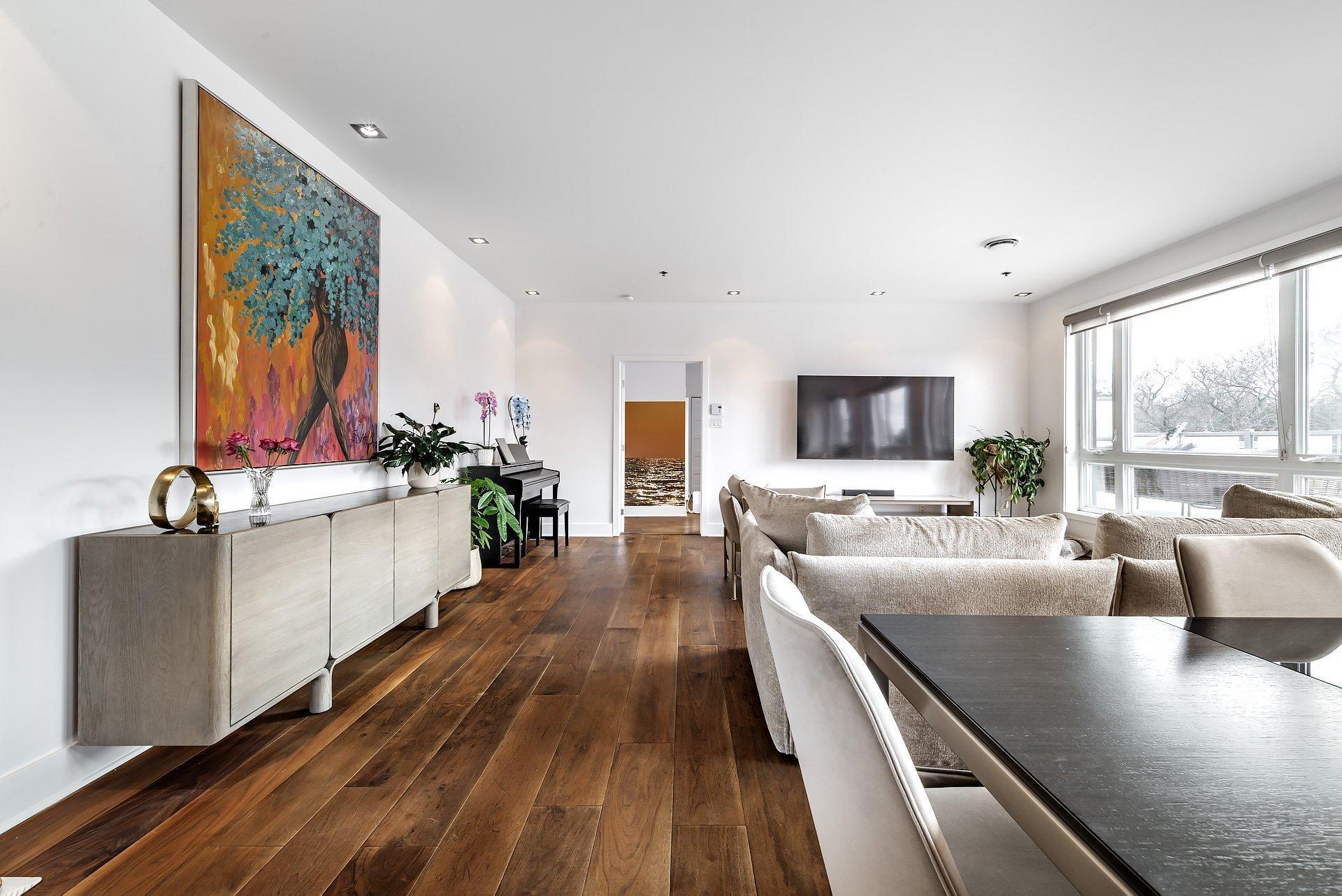 









2285


Av. Ekers

, PH404,
Mont-Royal,




QC
H3S1C6

