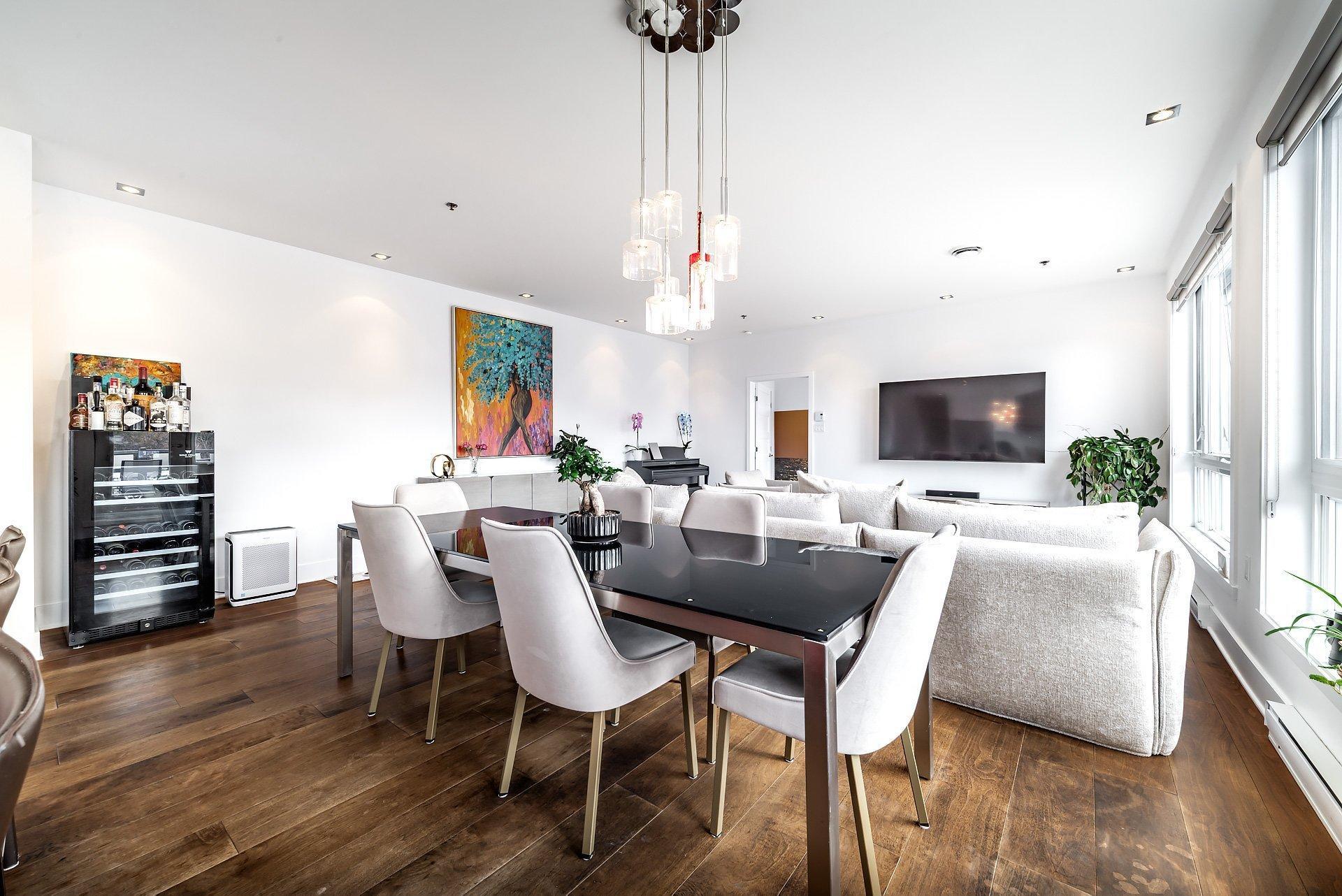 









2285


Av. Ekers

, PH404,
Mont-Royal,




QC
H3S1C6

