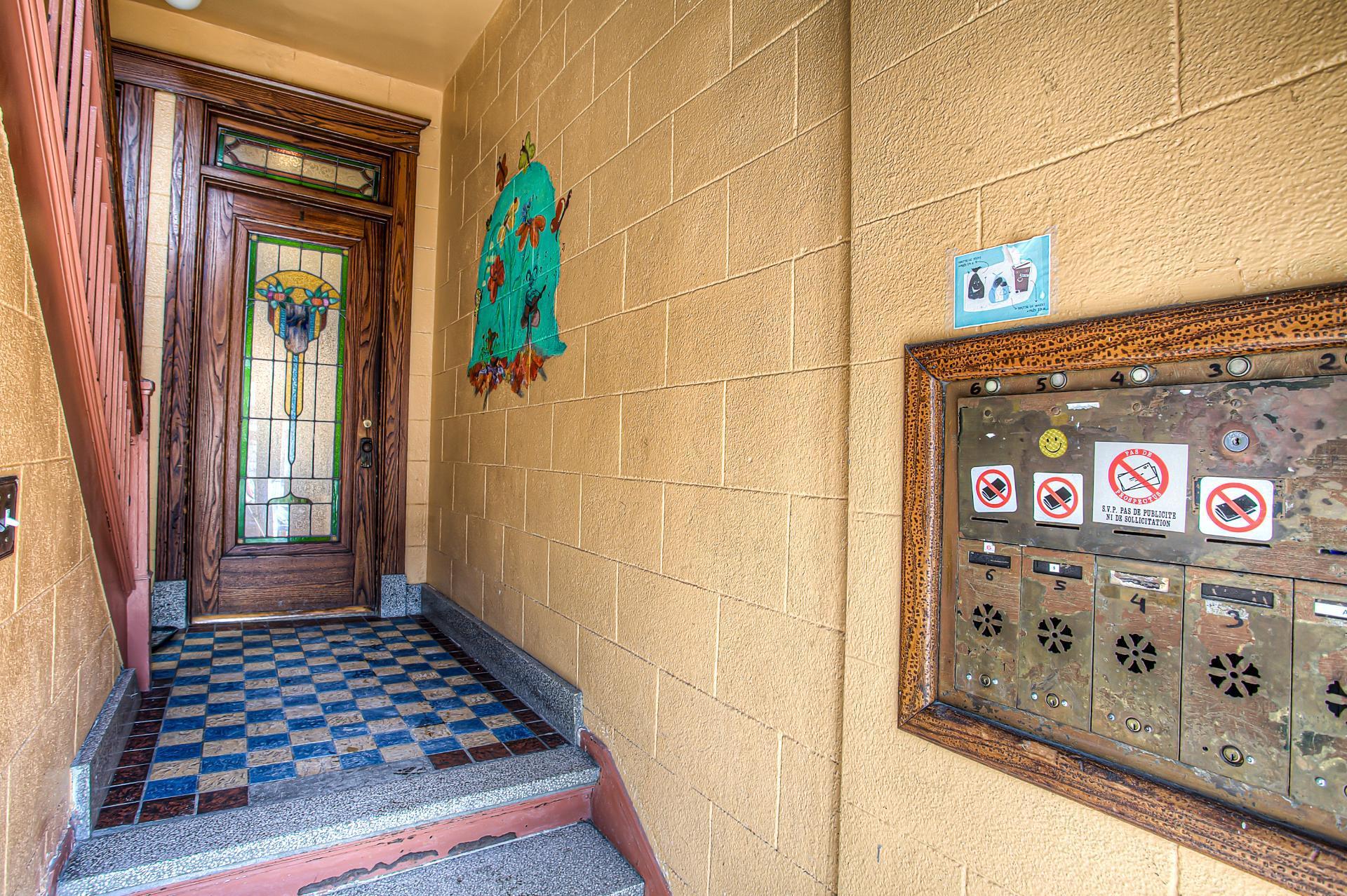 









4855


Av. des Érables

, 1,
Montréal (Le Plateau-Mont-Royal),




QC
H2J3L4

