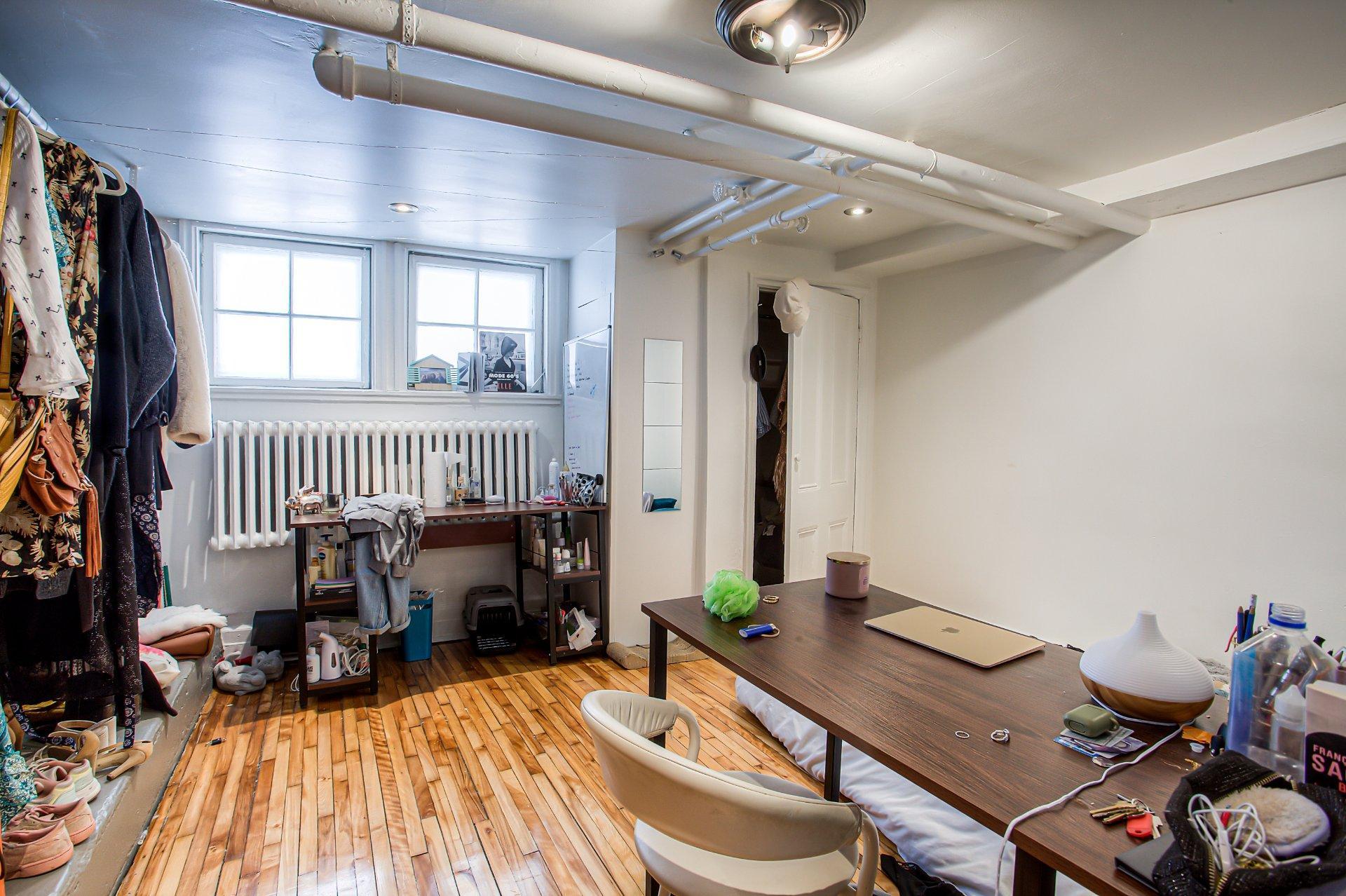 









4855


Av. des Érables

, 1,
Montréal (Le Plateau-Mont-Royal),




QC
H2J3L4

