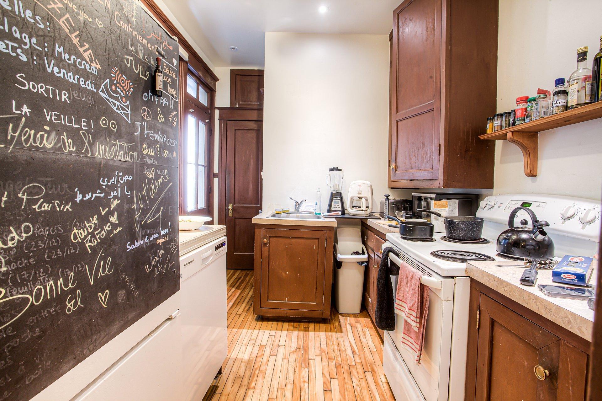 









4855


Av. des Érables

, 1,
Montréal (Le Plateau-Mont-Royal),




QC
H2J3L4

