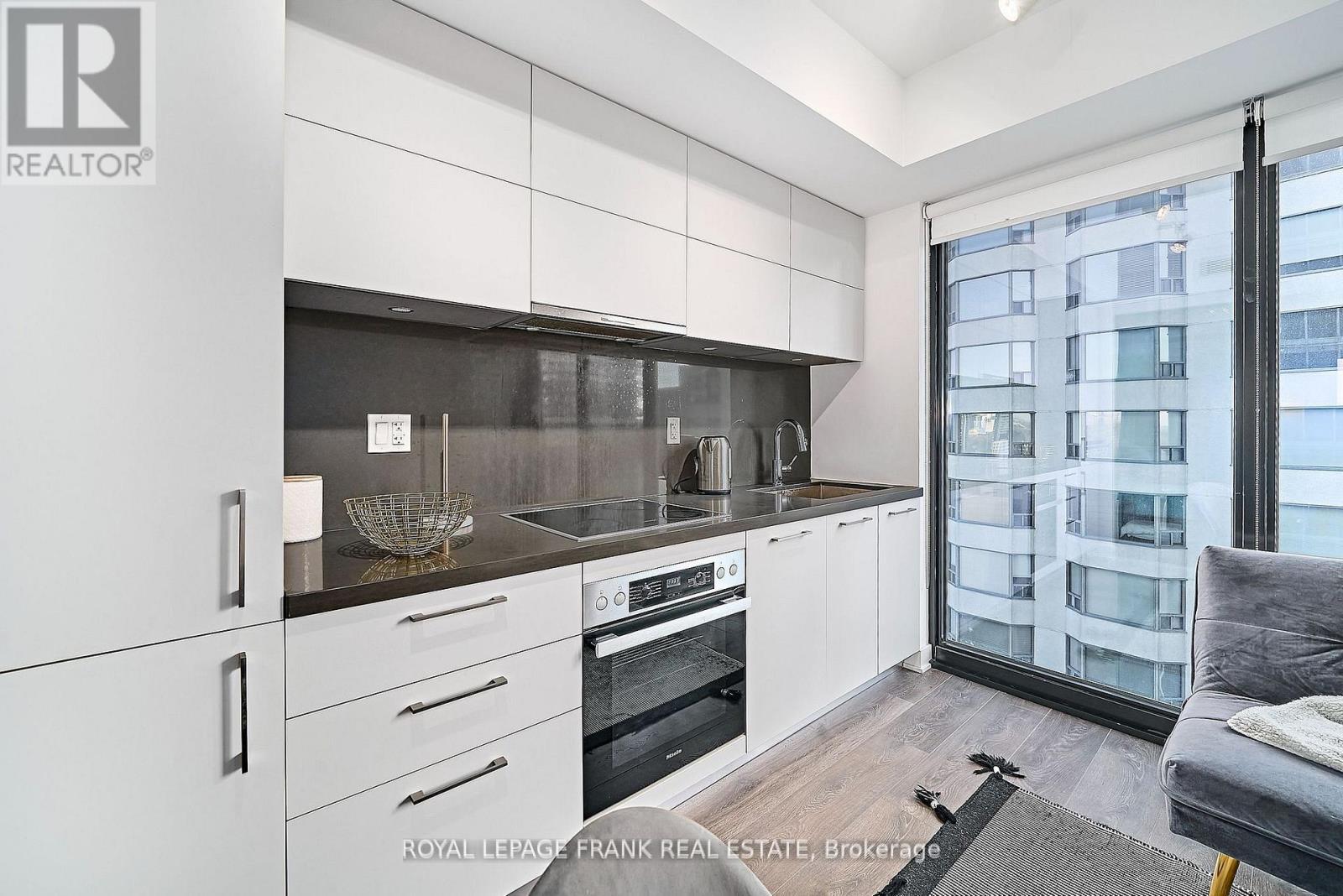 












2005 - 188 CUMBERLAND STREET

,
Toronto (Annex),




Ontario
M5R0B6

