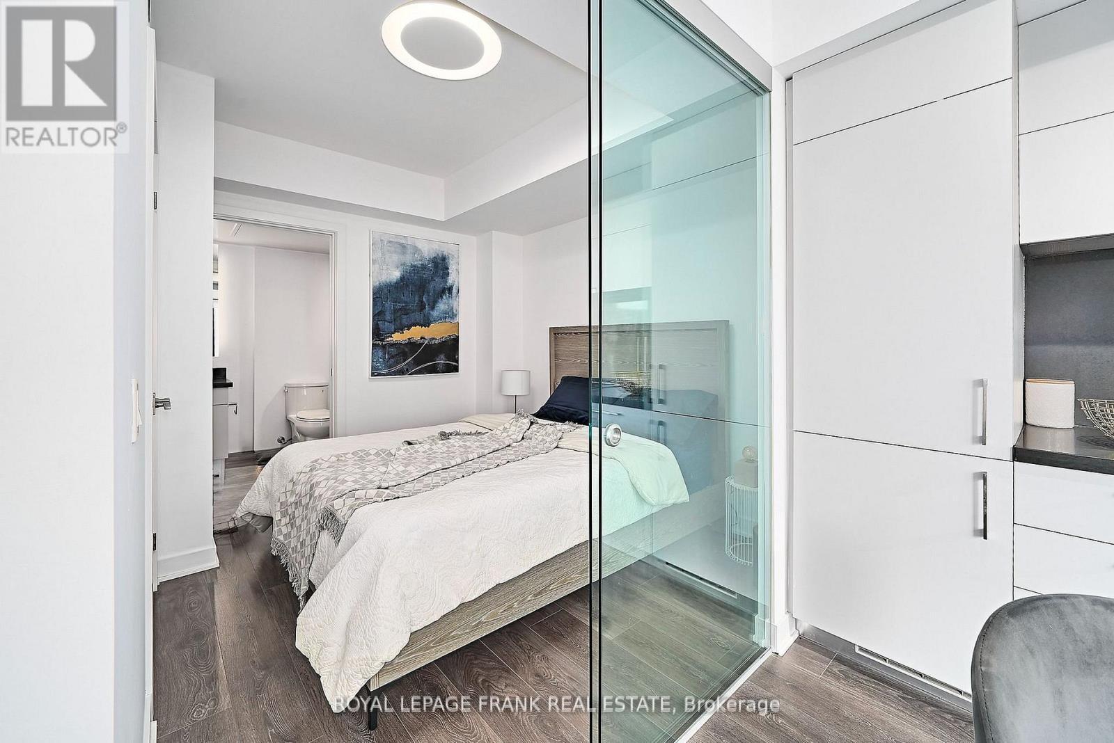 












2005 - 188 CUMBERLAND STREET

,
Toronto (Annex),




Ontario
M5R0B6

