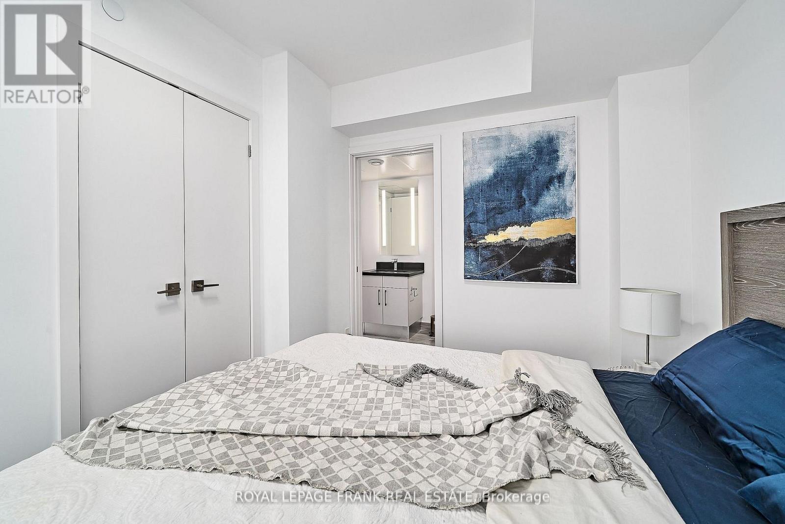 












2005 - 188 CUMBERLAND STREET

,
Toronto (Annex),




Ontario
M5R0B6

