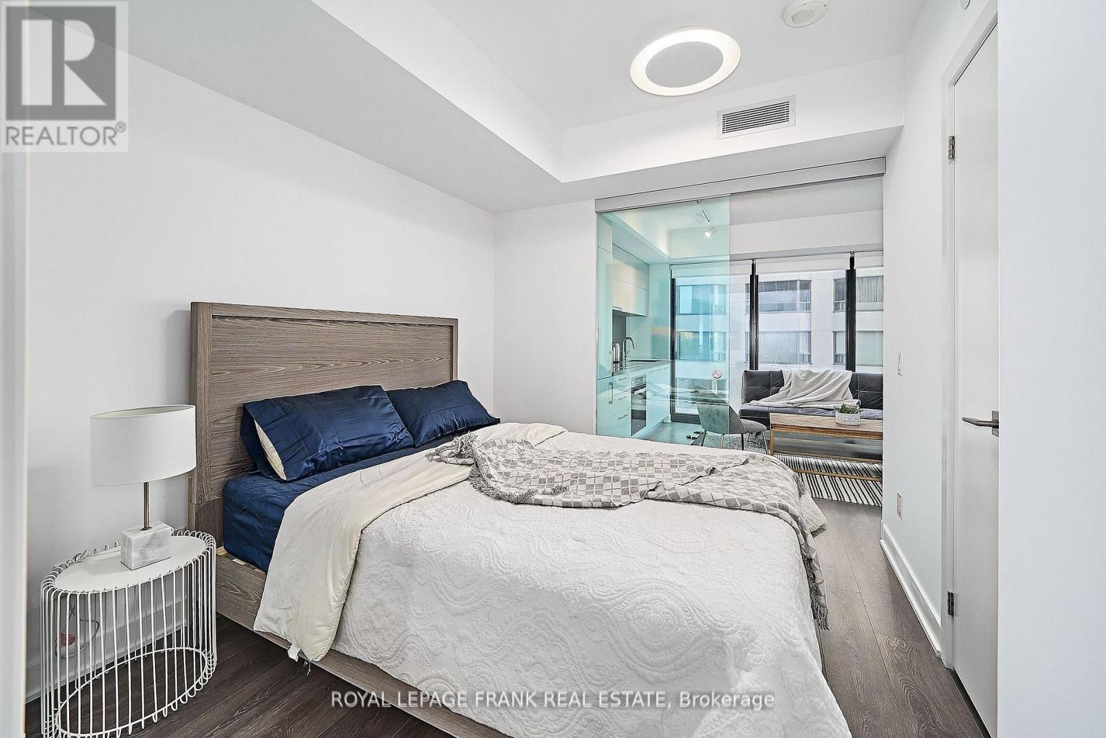 












2005 - 188 CUMBERLAND STREET

,
Toronto (Annex),




Ontario
M5R0B6

