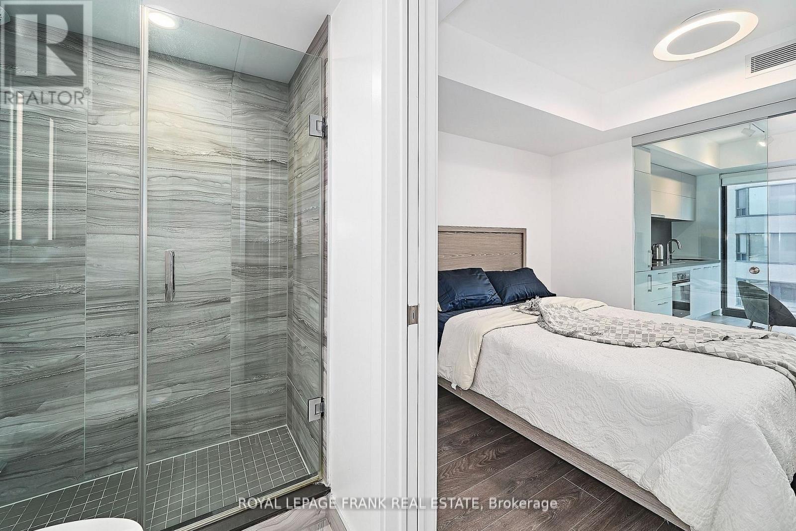 












2005 - 188 CUMBERLAND STREET

,
Toronto (Annex),




Ontario
M5R0B6

