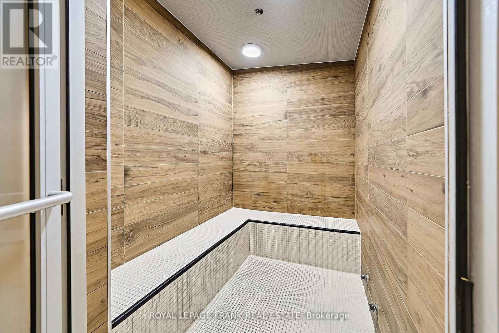 












2005 - 188 CUMBERLAND STREET

,
Toronto (Annex),




Ontario
M5R0B6

