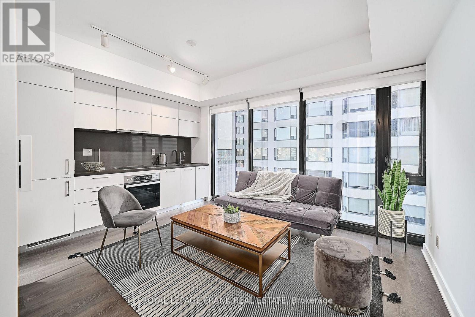 












2005 - 188 CUMBERLAND STREET

,
Toronto (Annex),




Ontario
M5R0B6

