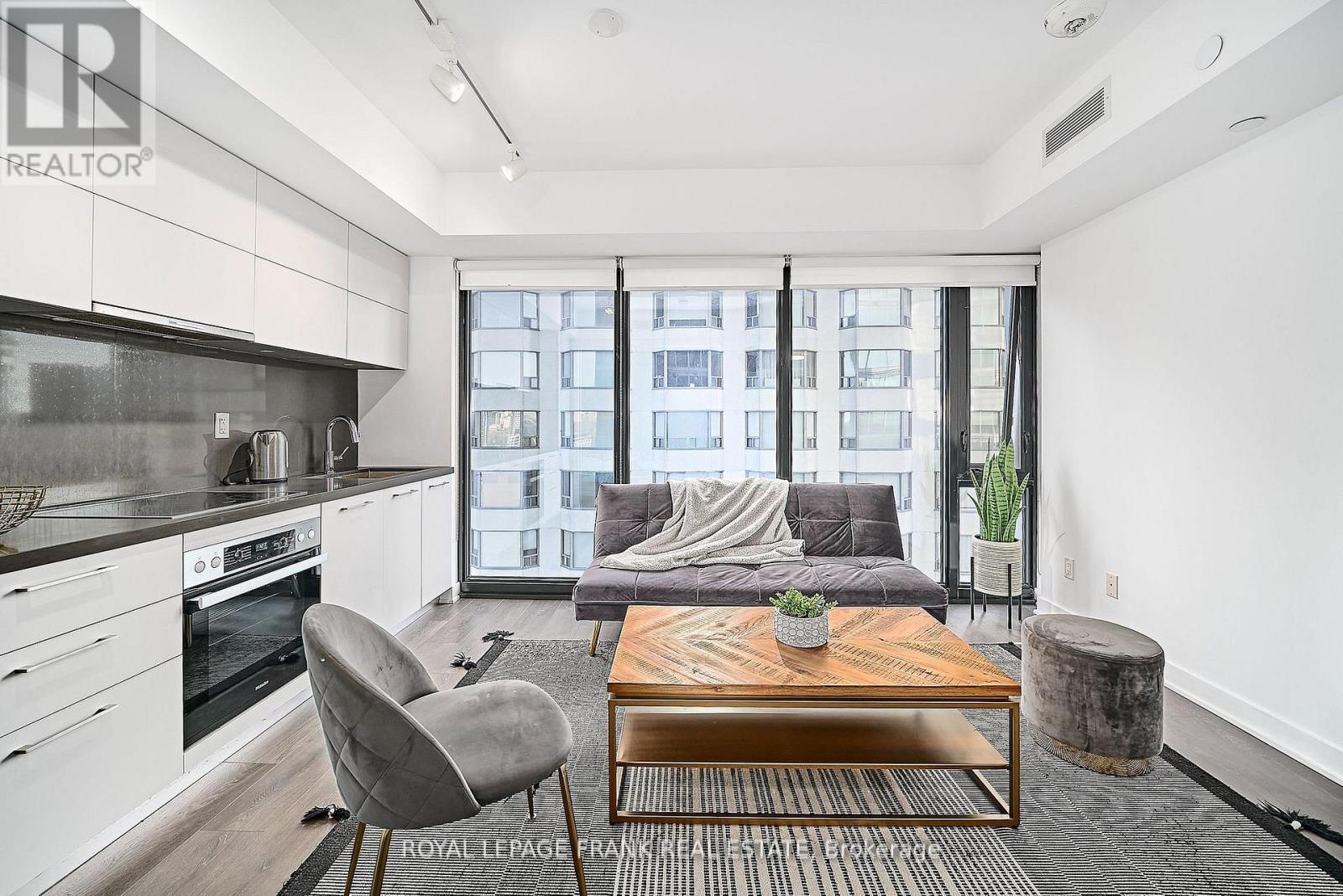 












2005 - 188 CUMBERLAND STREET

,
Toronto (Annex),




Ontario
M5R0B6

