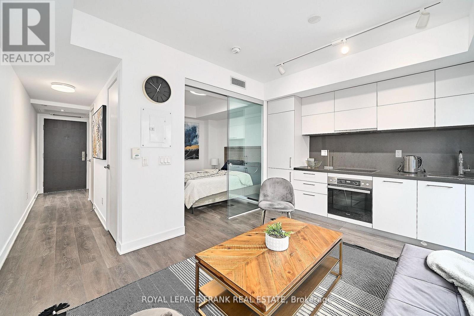 












2005 - 188 CUMBERLAND STREET

,
Toronto (Annex),




Ontario
M5R0B6

