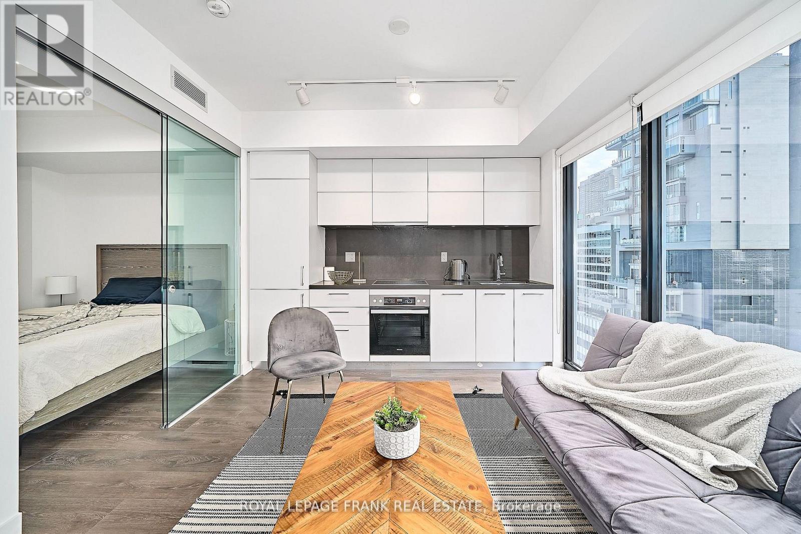 












2005 - 188 CUMBERLAND STREET

,
Toronto (Annex),




Ontario
M5R0B6

