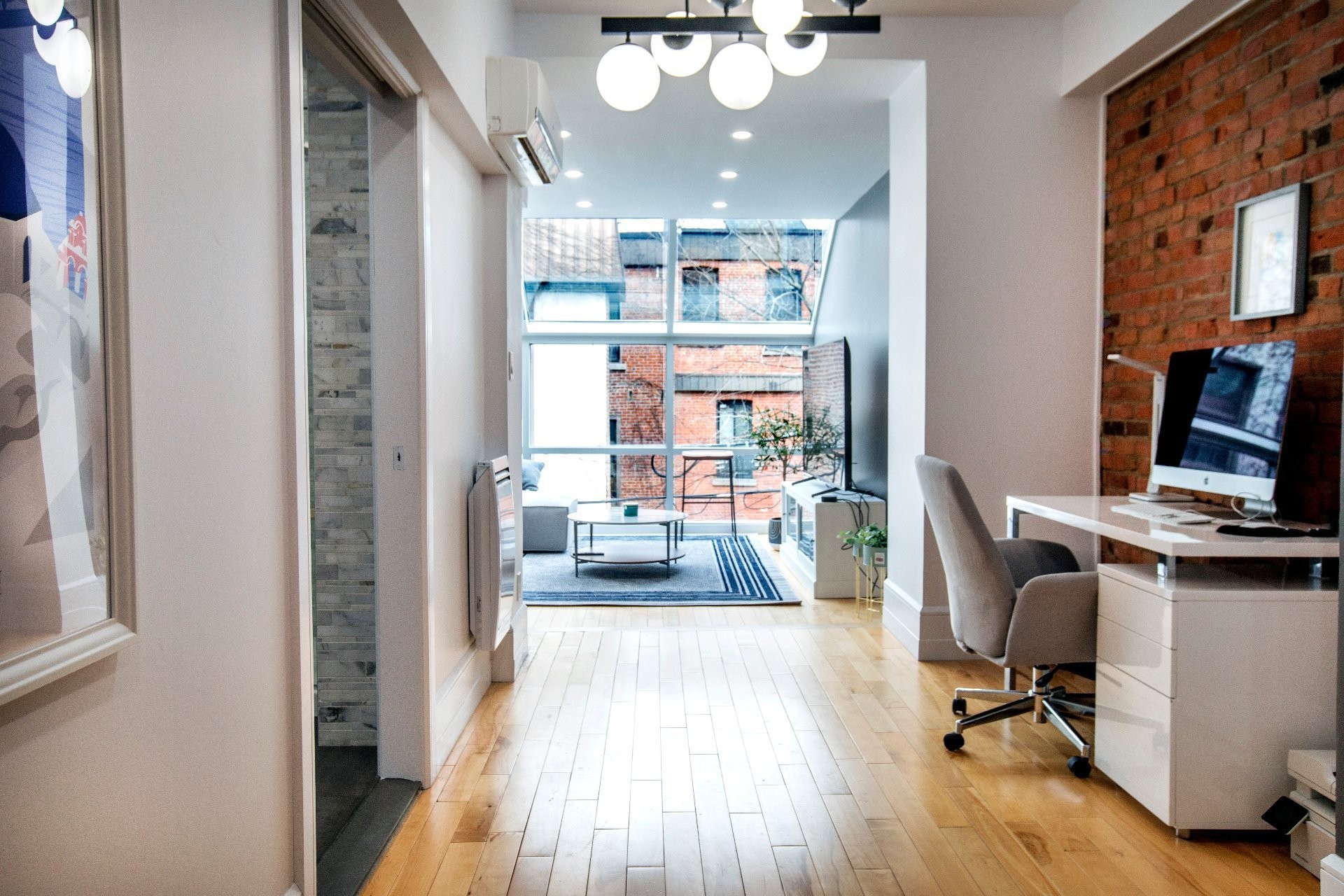 









1944


Rue Tupper

,
Montréal (Ville-Marie),




QC
H3H1N5

