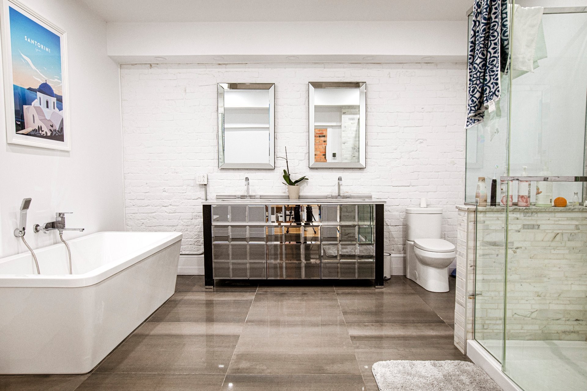 









1944


Rue Tupper

,
Montréal (Ville-Marie),




QC
H3H1N5

