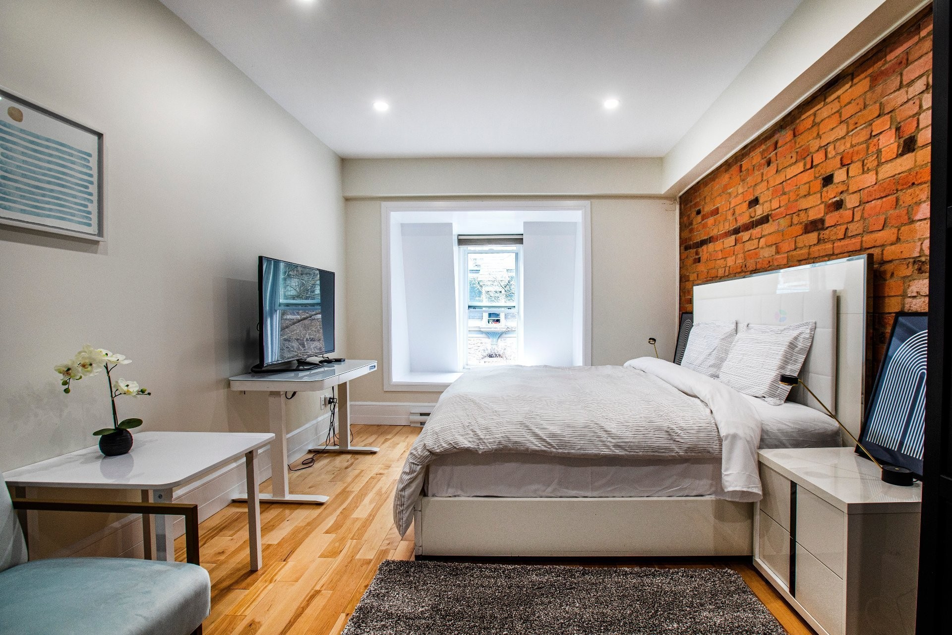 









1944


Rue Tupper

,
Montréal (Ville-Marie),




QC
H3H1N5

