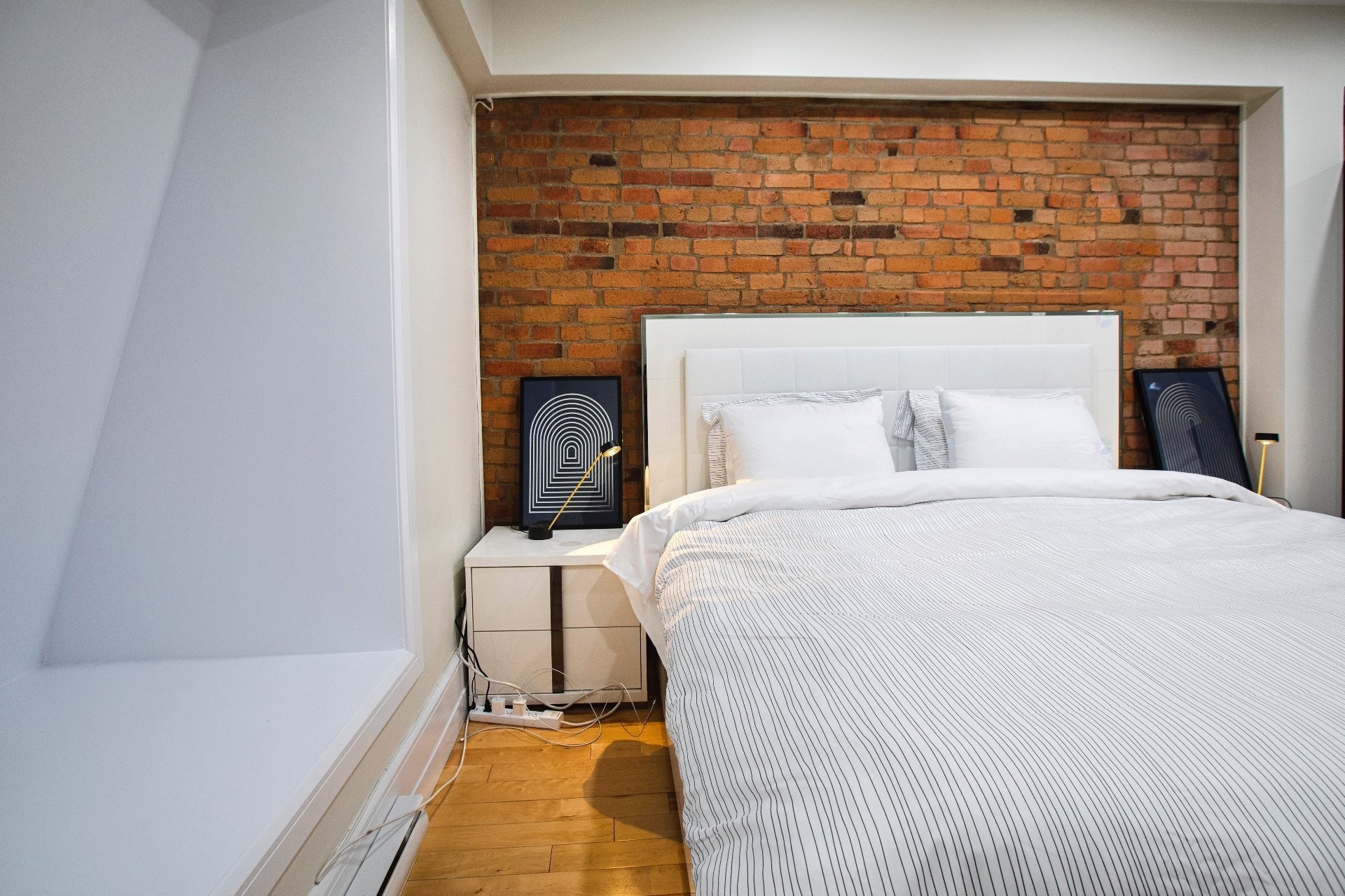 









1944


Rue Tupper

,
Montréal (Ville-Marie),




QC
H3H1N5

