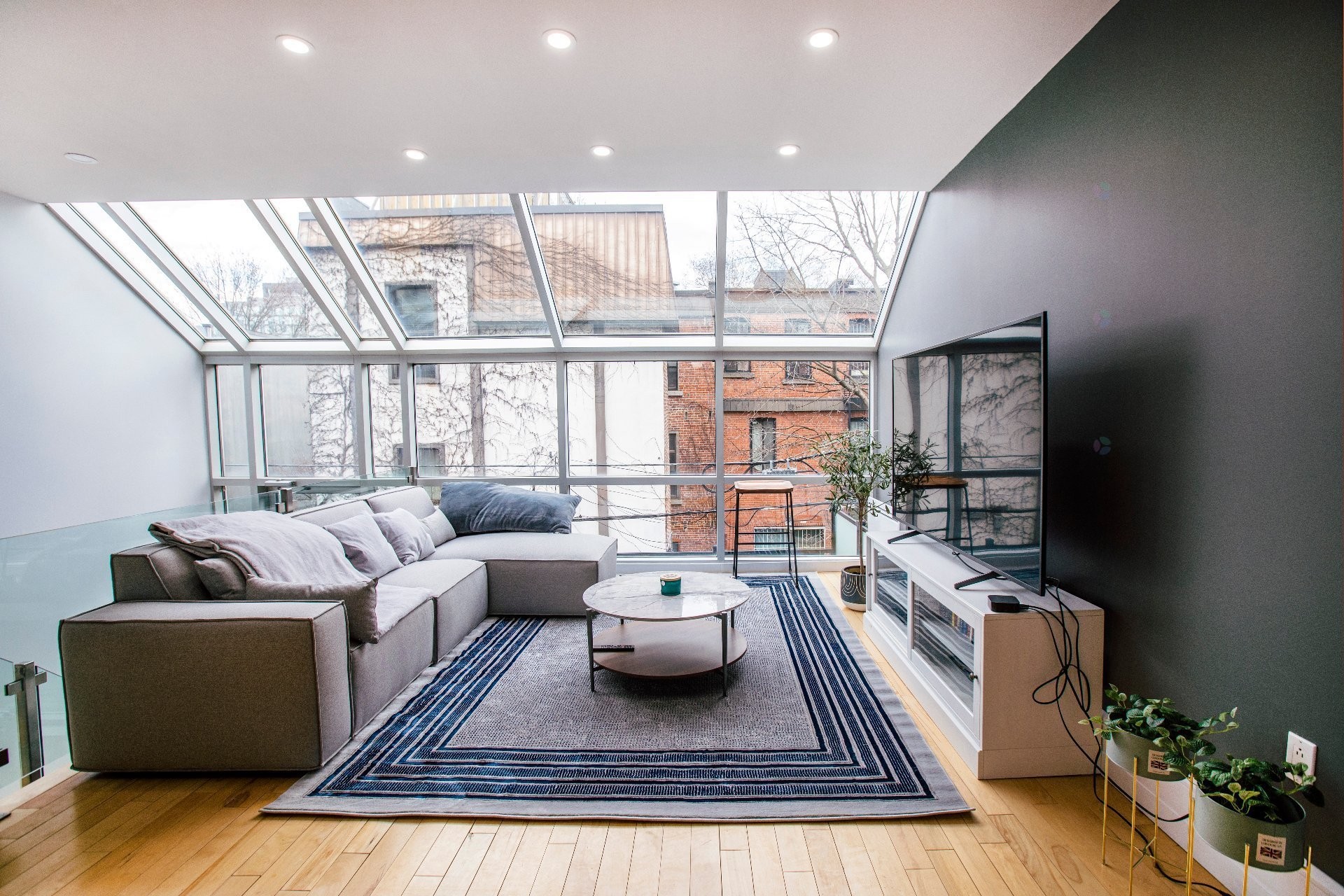 









1944


Rue Tupper

,
Montréal (Ville-Marie),




QC
H3H1N5

