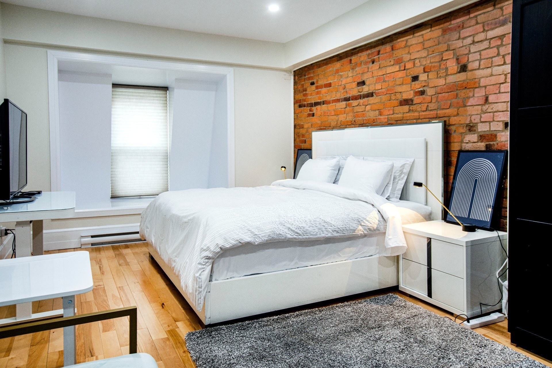 









1944


Rue Tupper

,
Montréal (Ville-Marie),




QC
H3H1N5

