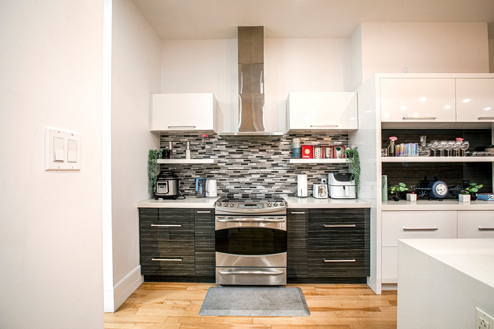 









1944


Rue Tupper

,
Montréal (Ville-Marie),




QC
H3H1N5

