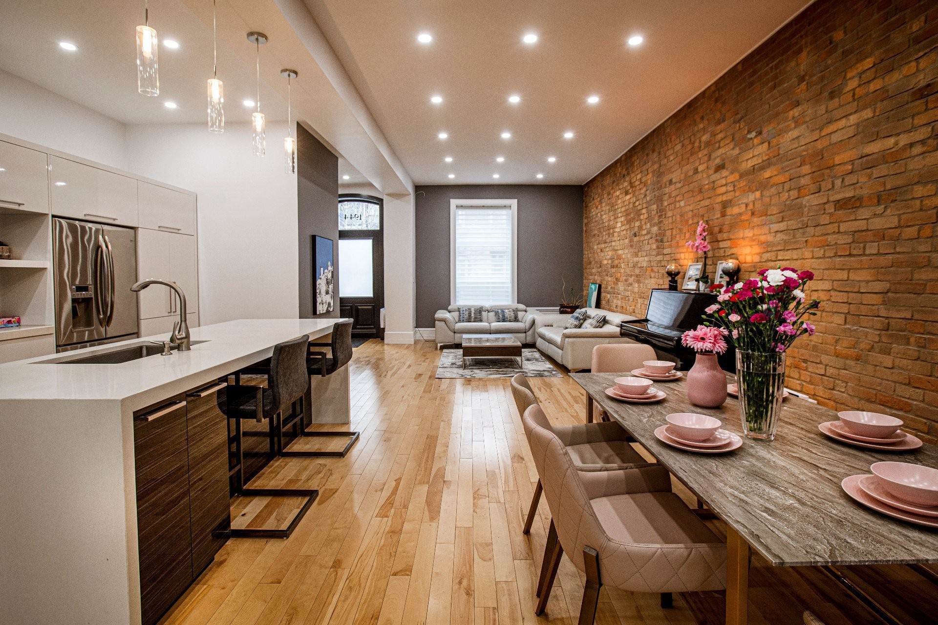 









1944


Rue Tupper

,
Montréal (Ville-Marie),




QC
H3H1N5

