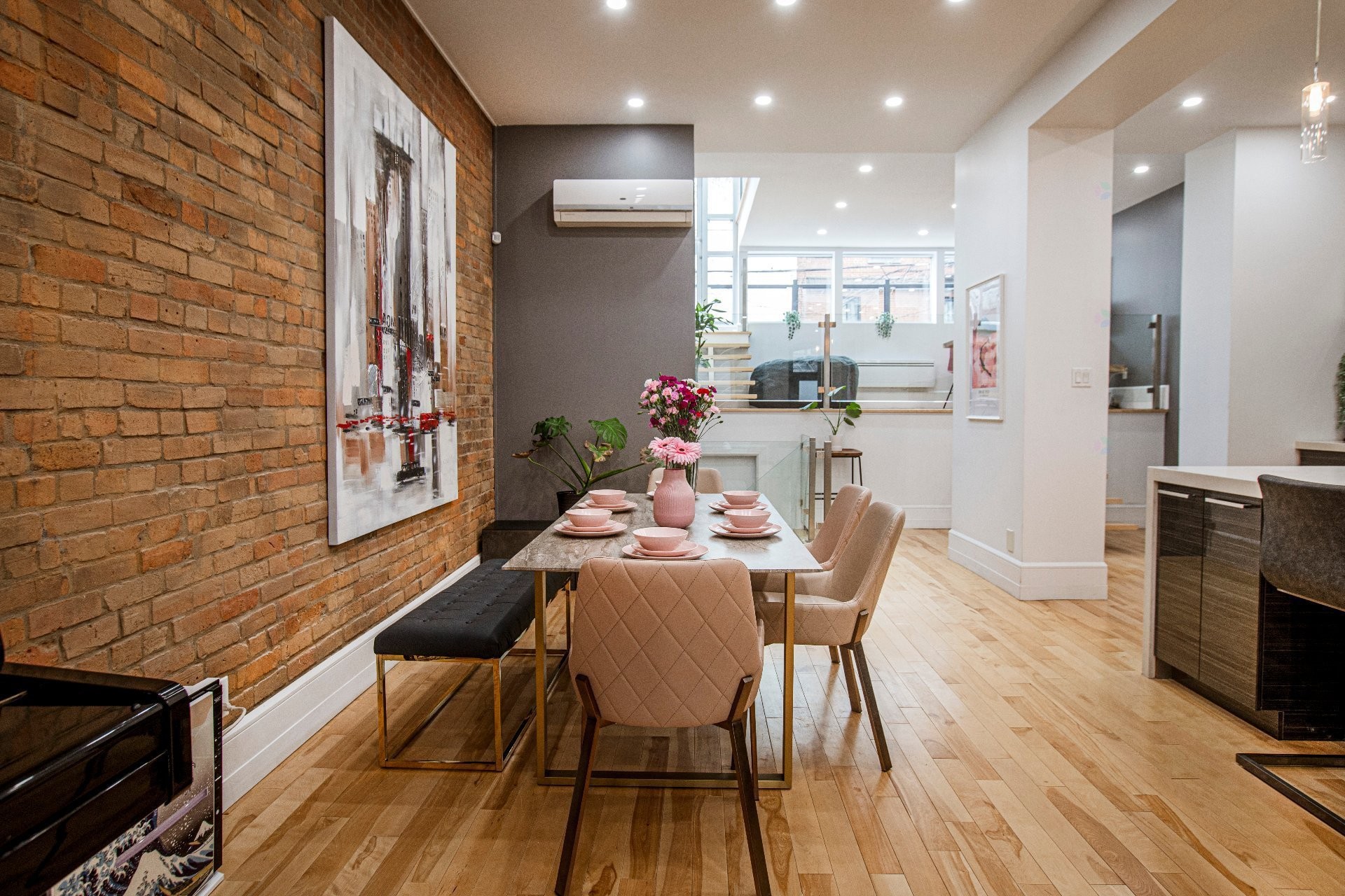 









1944


Rue Tupper

,
Montréal (Ville-Marie),




QC
H3H1N5

