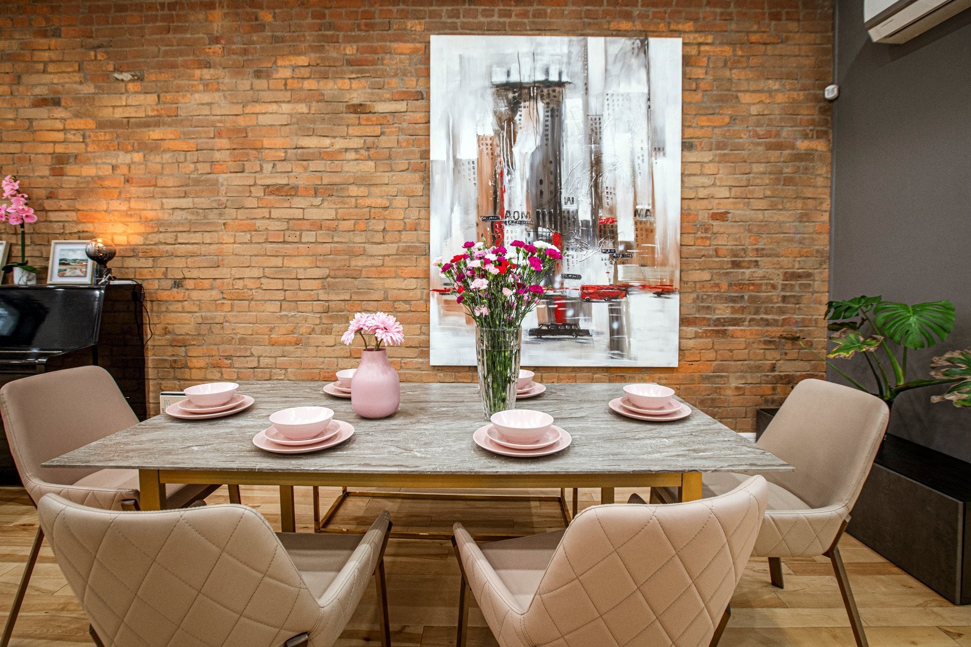 









1944


Rue Tupper

,
Montréal (Ville-Marie),




QC
H3H1N5

