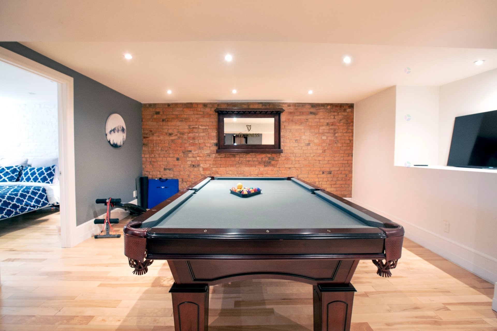 









1944


Rue Tupper

,
Montréal (Ville-Marie),




QC
H3H1N5

