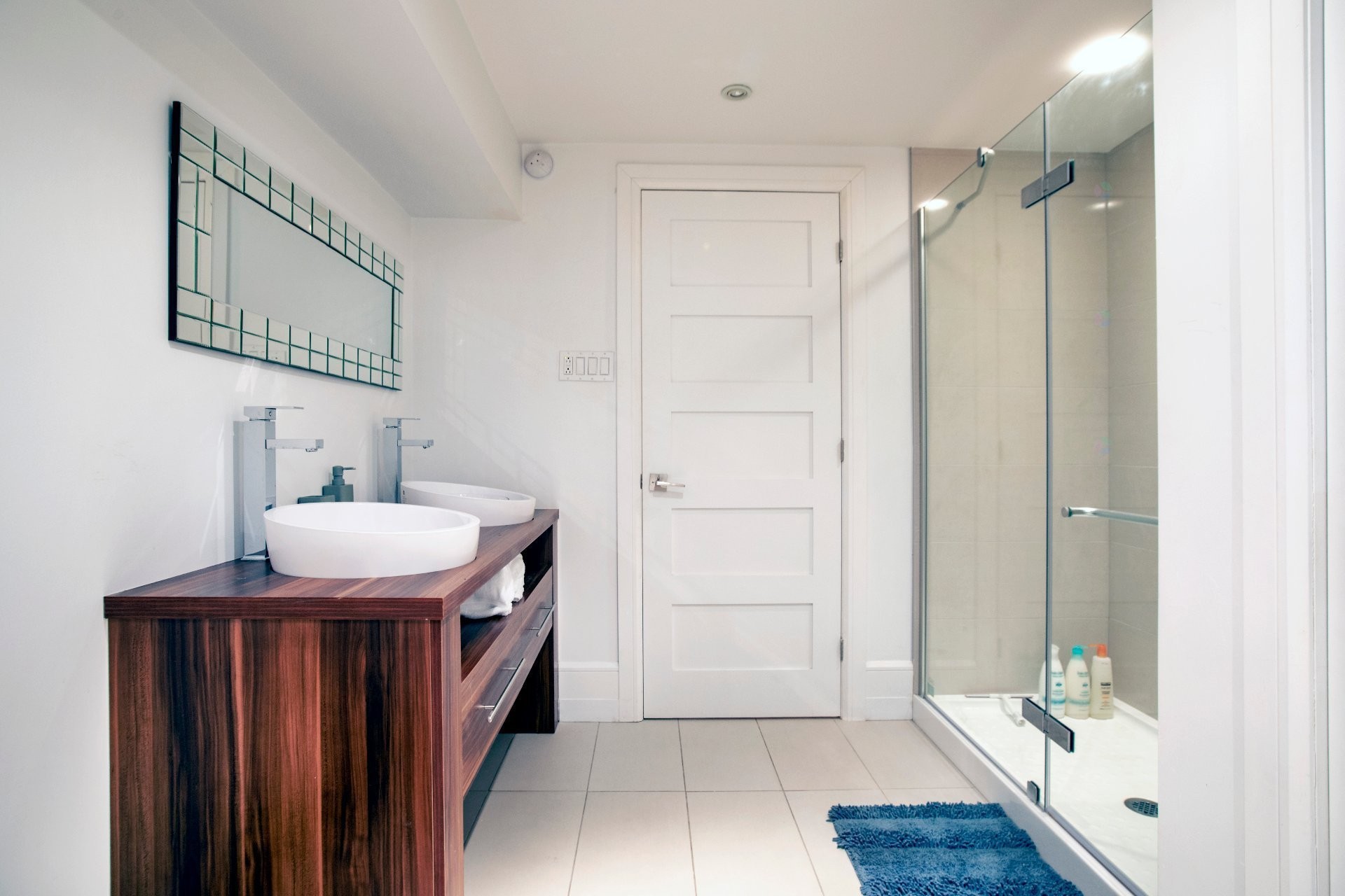 









1944


Rue Tupper

,
Montréal (Ville-Marie),




QC
H3H1N5

