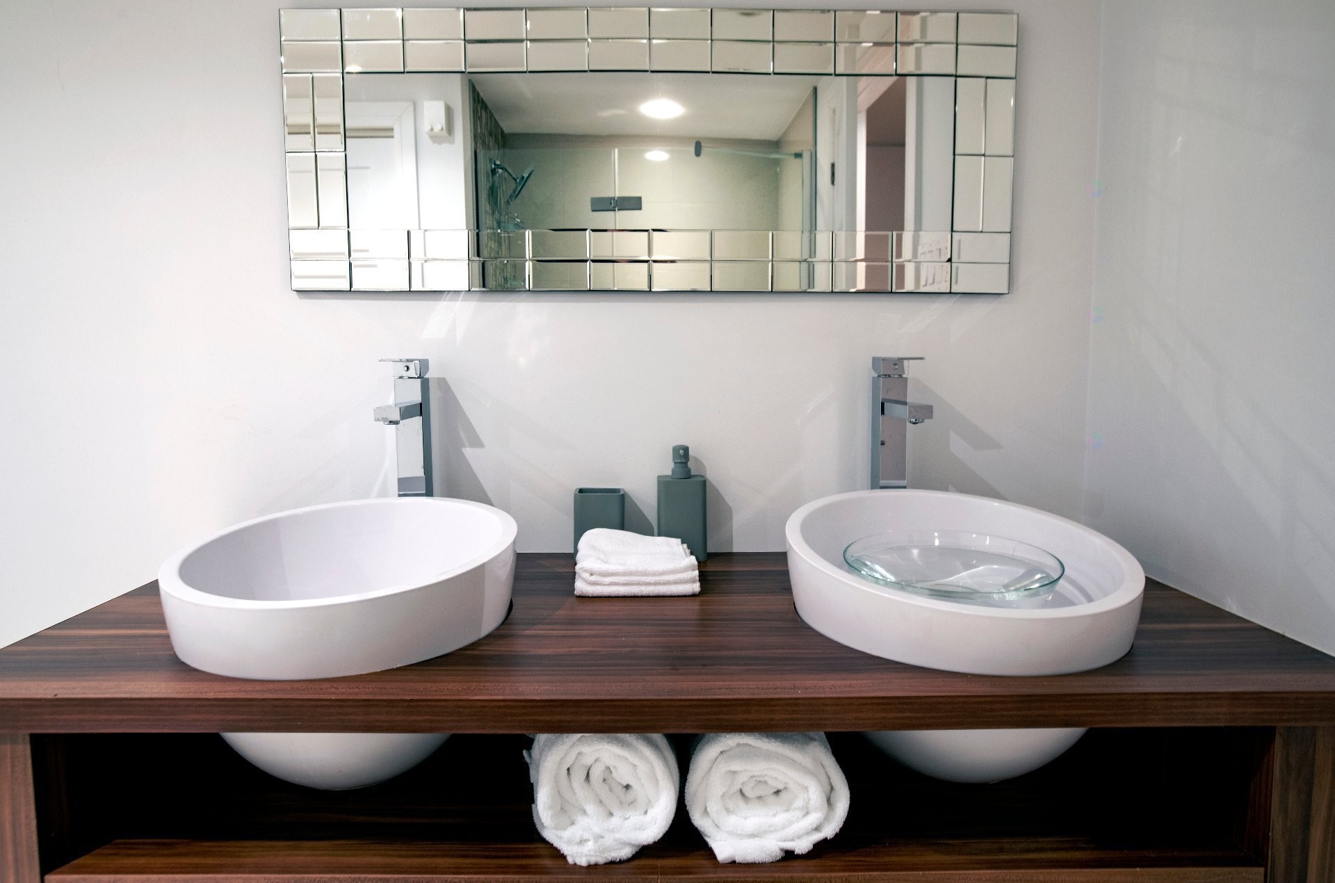 









1944


Rue Tupper

,
Montréal (Ville-Marie),




QC
H3H1N5

