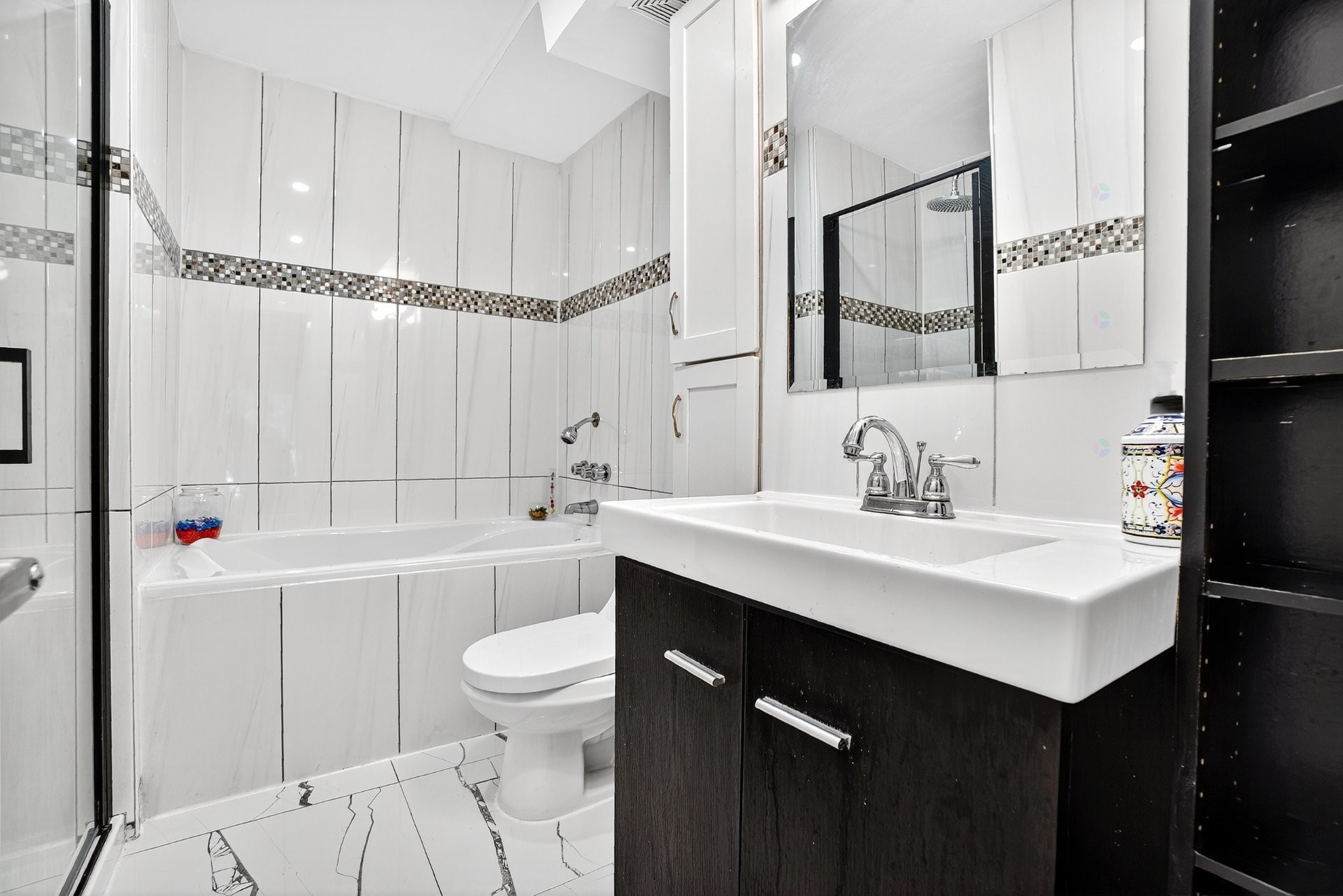 









6960

 - 6964


Av. Rondeau

,
Montréal (Anjou),




QC
H1K2P2

