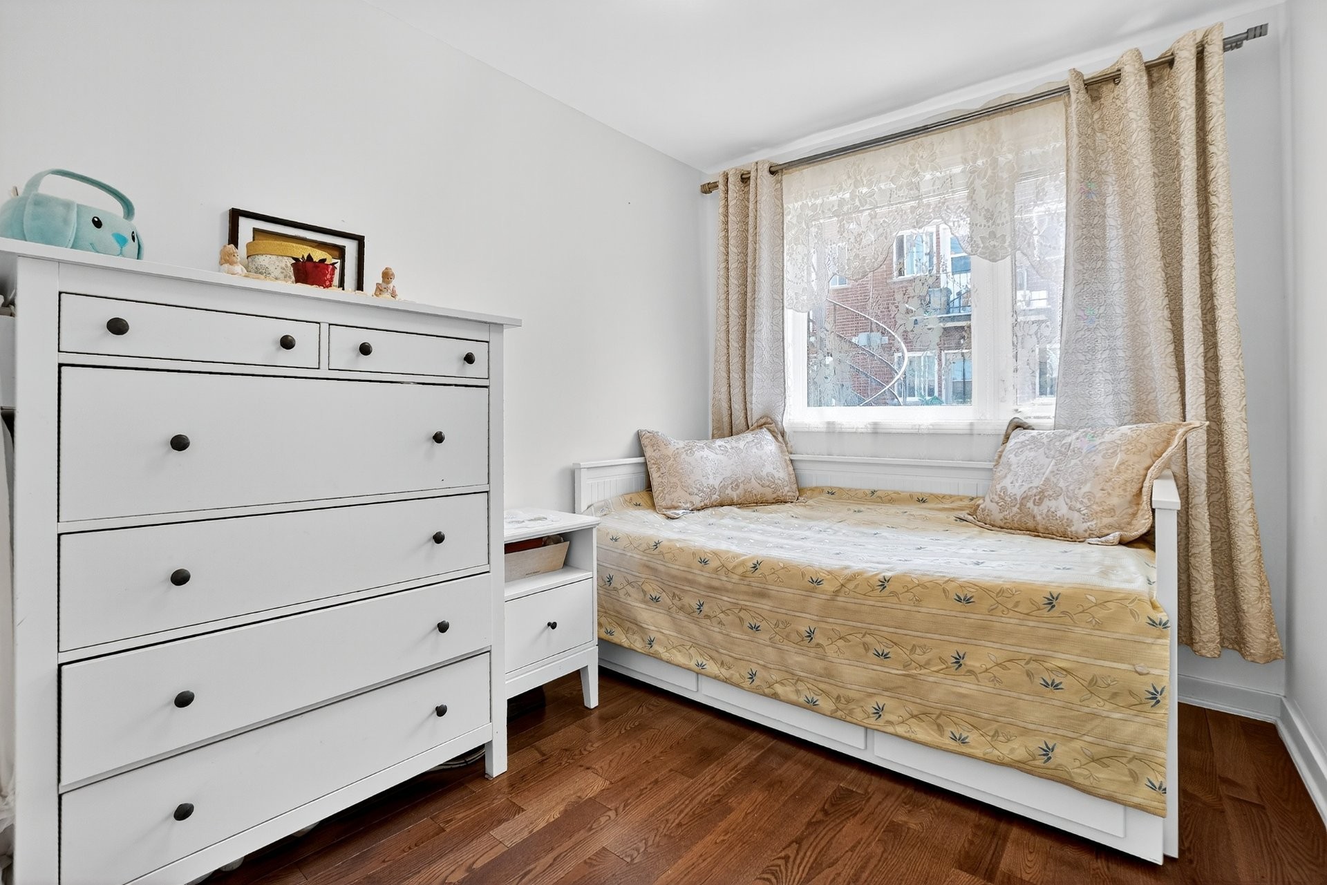 









6960

 - 6964


Av. Rondeau

,
Montréal (Anjou),




QC
H1K2P2

