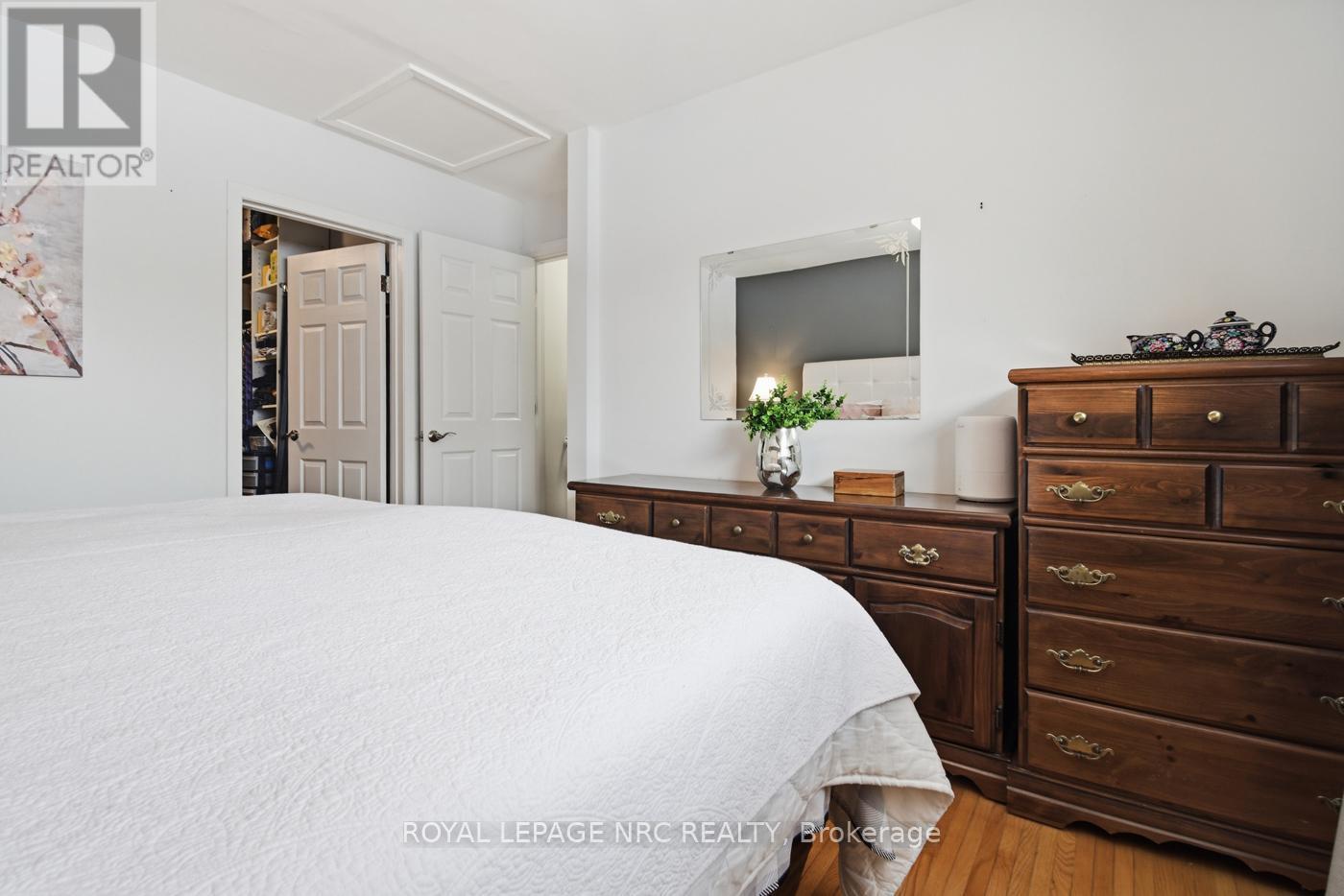 












14 TERRACE AVENUE

,
Welland (Broadway),




Ontario
L3C2C4

