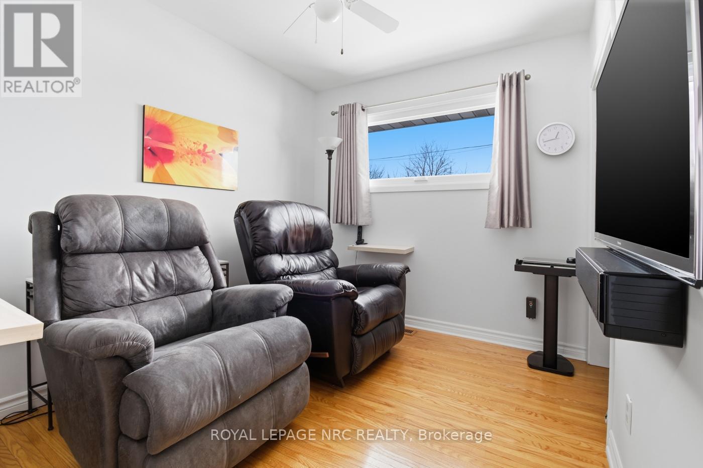 












14 TERRACE AVENUE

,
Welland (Broadway),




Ontario
L3C2C4

